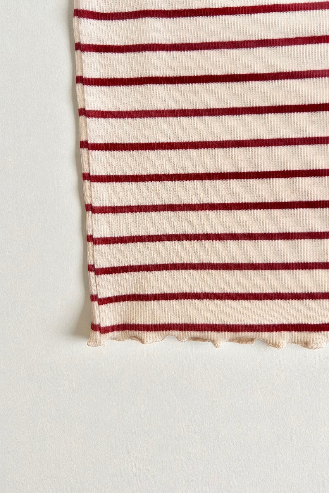 Çizgili ribanalı t–shirt