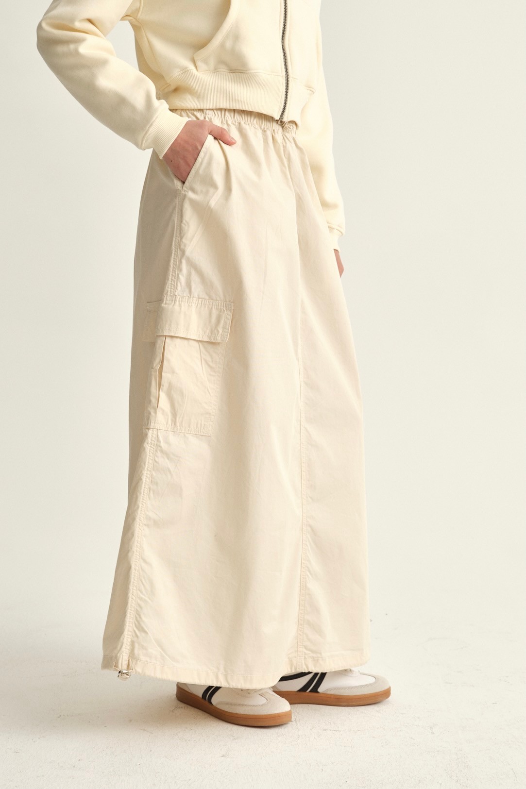 Parachute skirt with cargo pocket
