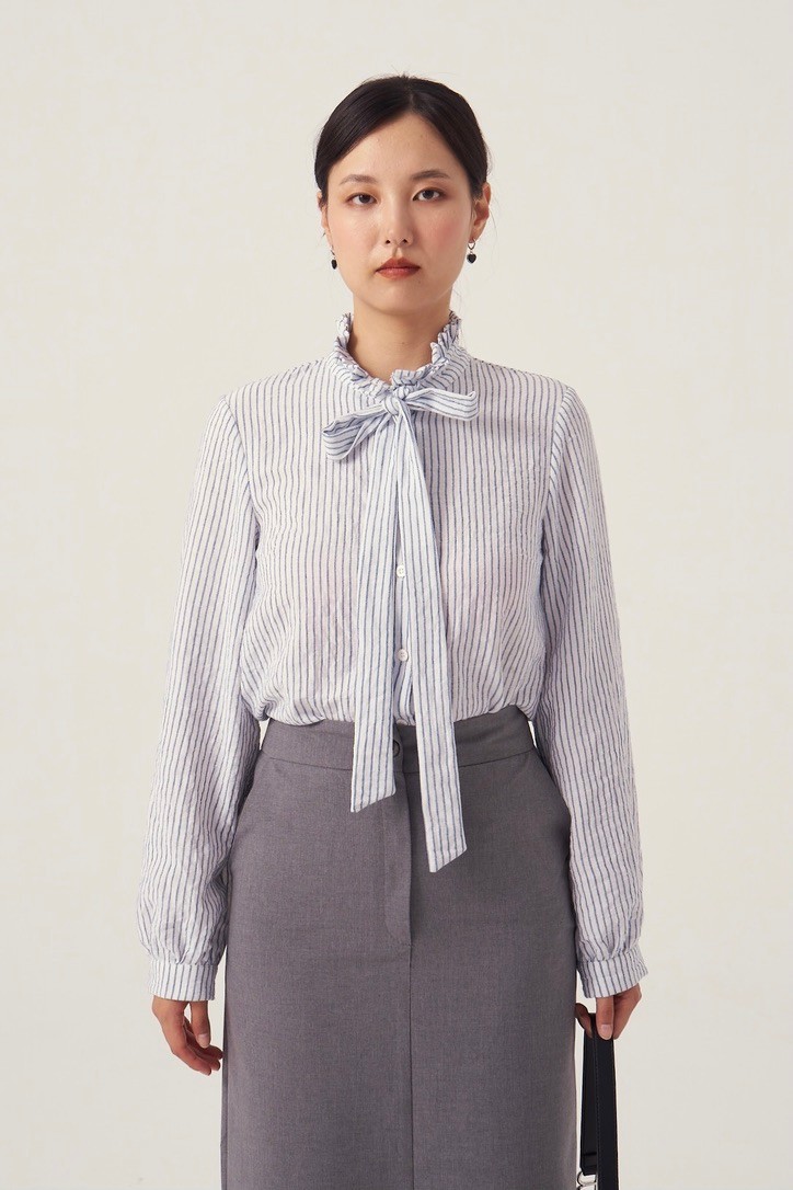 Linen shirt with lace-up collar