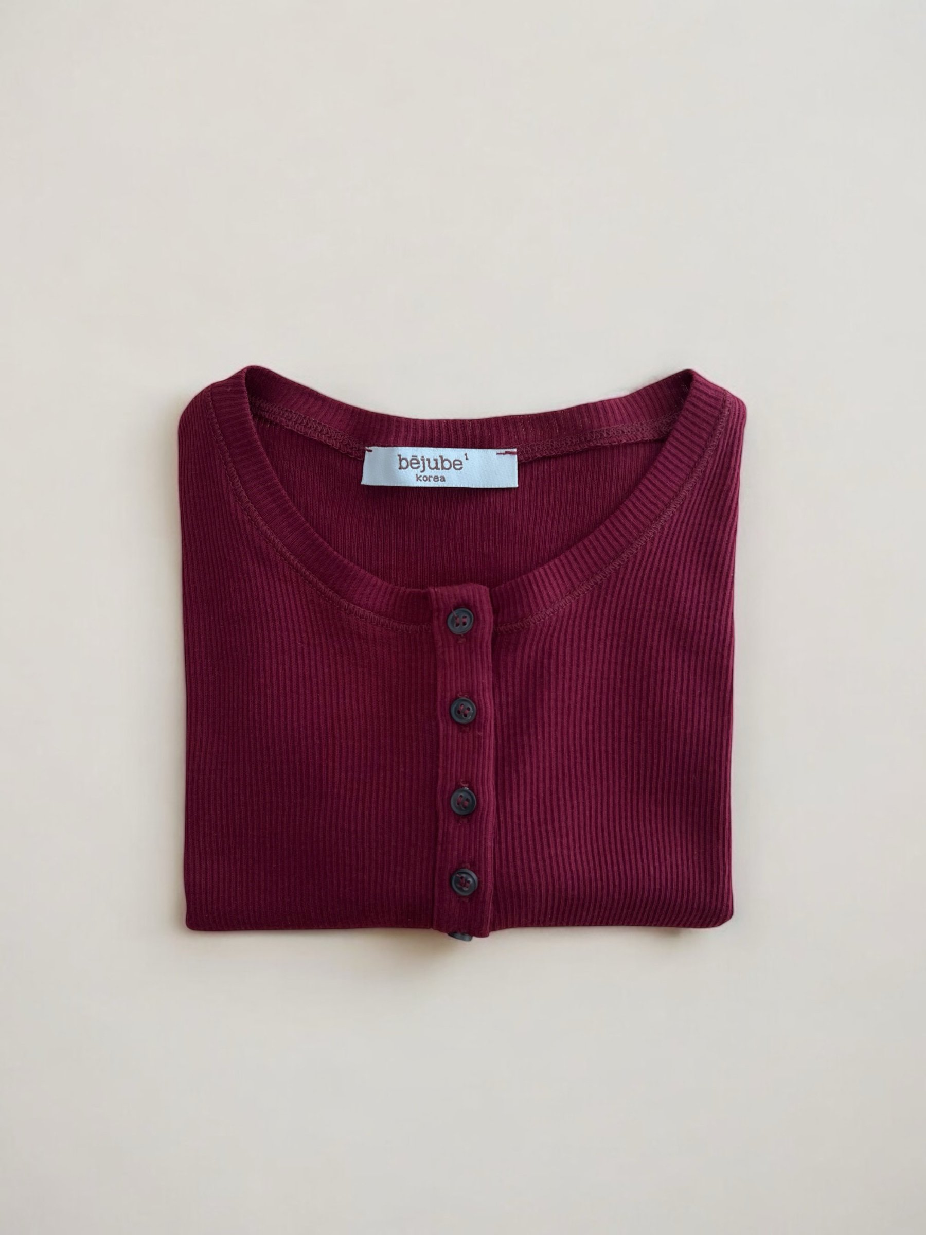 Düğme detaylı ribanalı t–shirt 