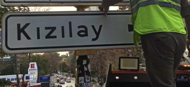 İkonik Kızılay Tabelası – Ankara Hatırası Pleksi Duvar Süsü – Hazır Asma Aparatlı