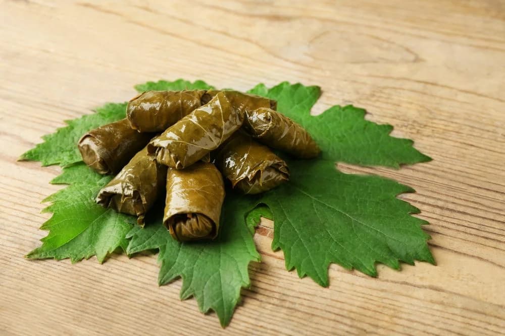Doğal asma yaprağıyla hazırlanmış yaprak sarma, taze ve kaliteli yaprak dokusu