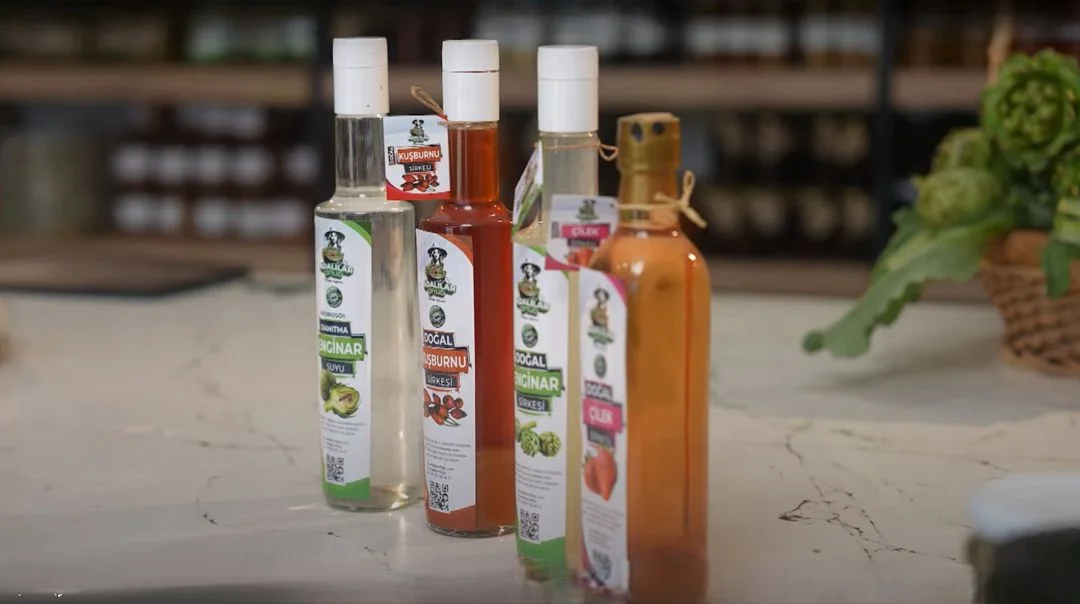 Doğal enginar suyu ve enginar sirkesi şişeleri işlenmiş enginar ürünleri