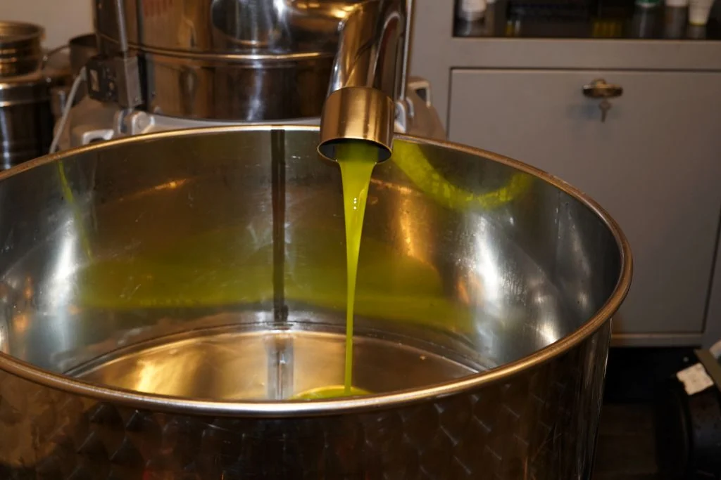 Soğuk sıkım yöntemiyle üretilen taze zeytinyağının çelik tanktan akışı