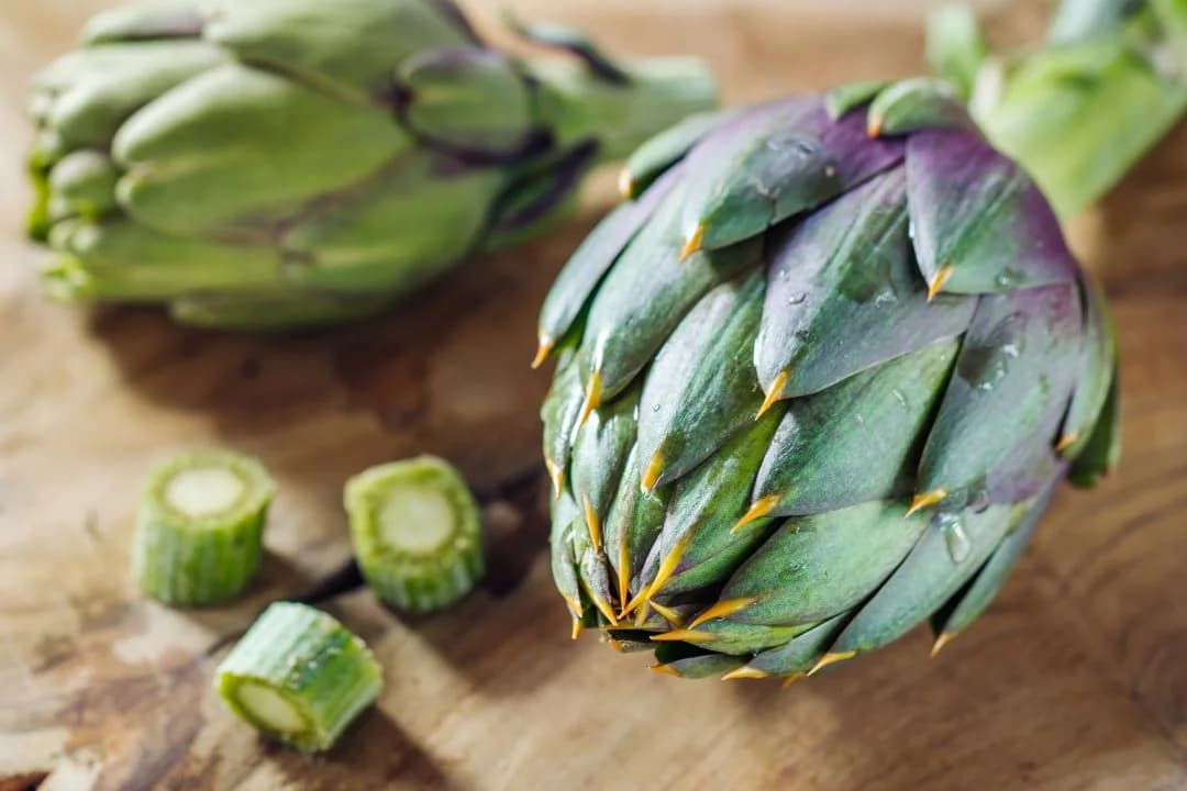 Enginar yaprağı ve enginarın mutfak ortamında hazırlanışı