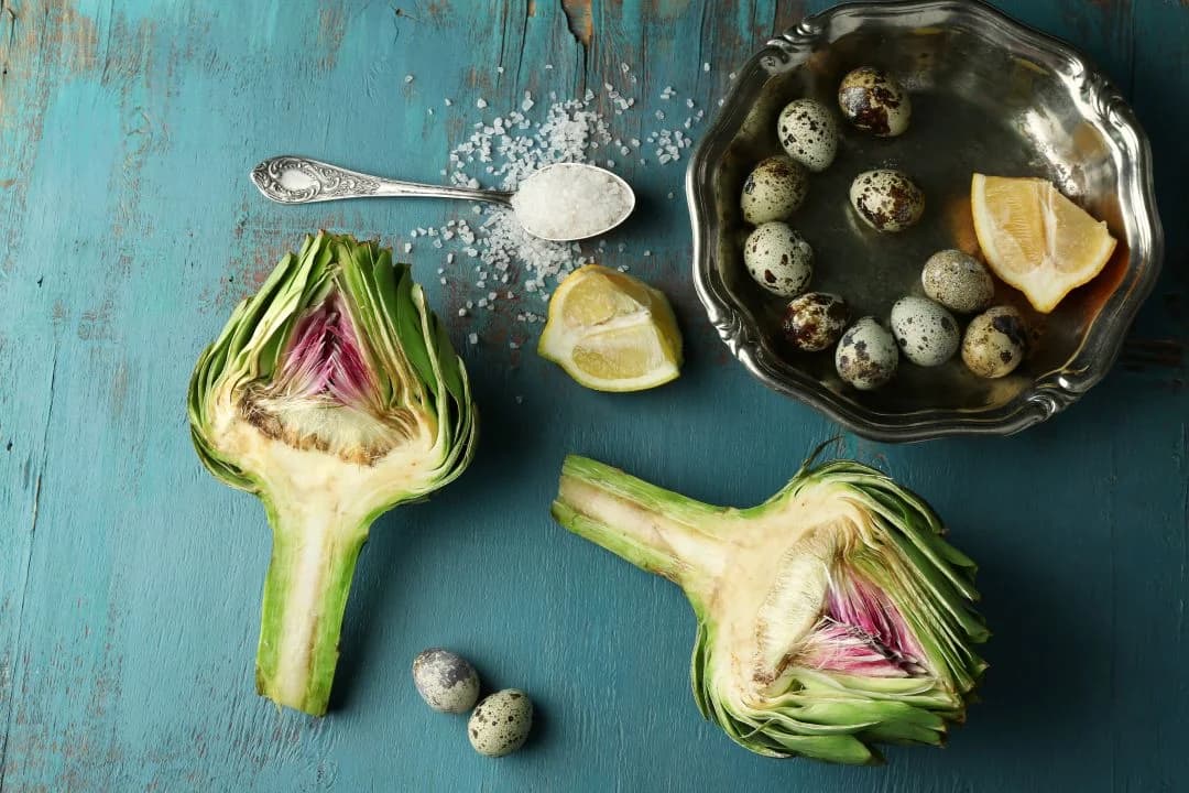 Kesilmiş sakız enginarı ve limonlu su ile temizleme hazırlığı yapılan enginar görüntüsü