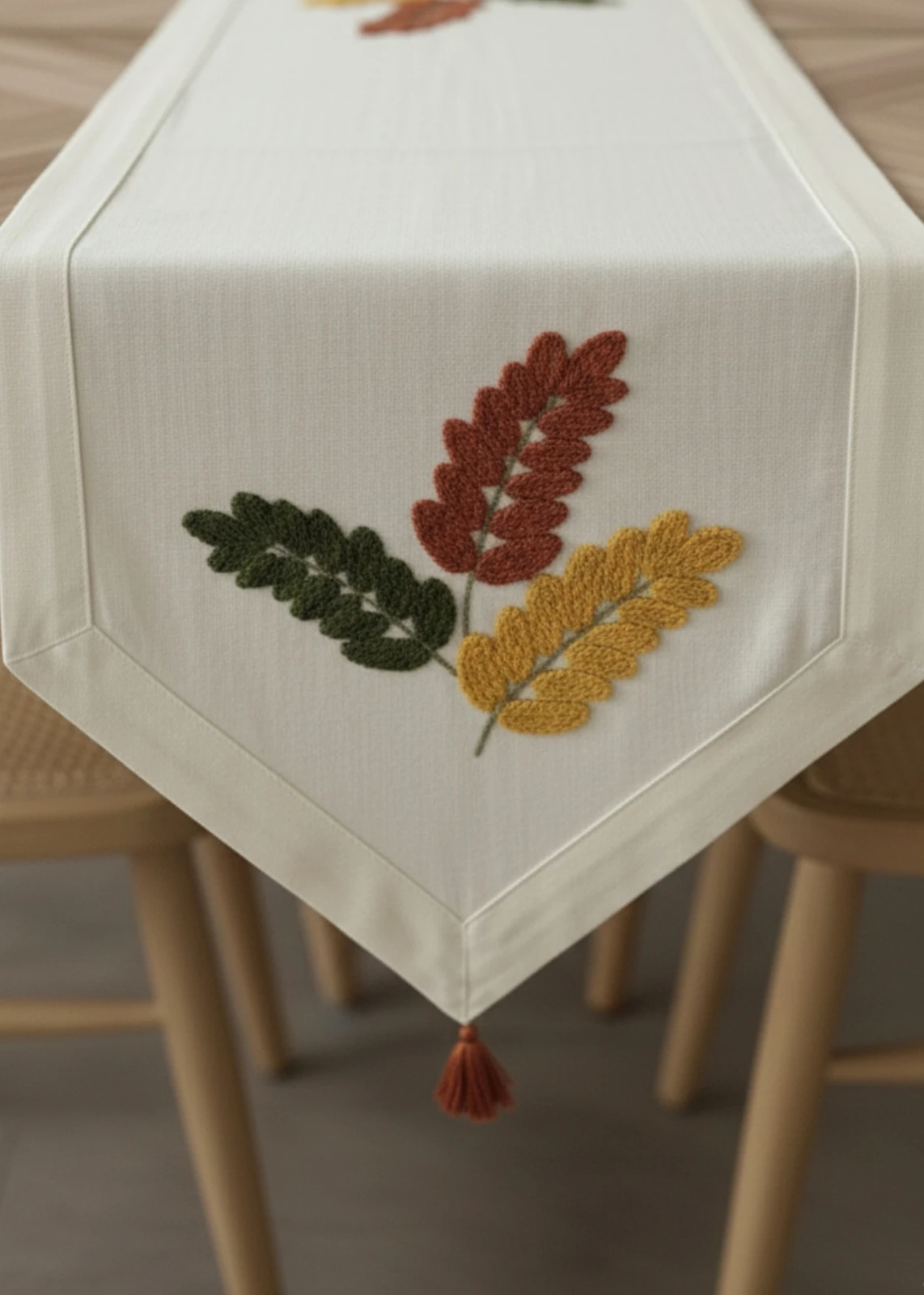 Punch Nakışlı Yaprak Motifli Püsküllü Masa Runner (40x130 cm )