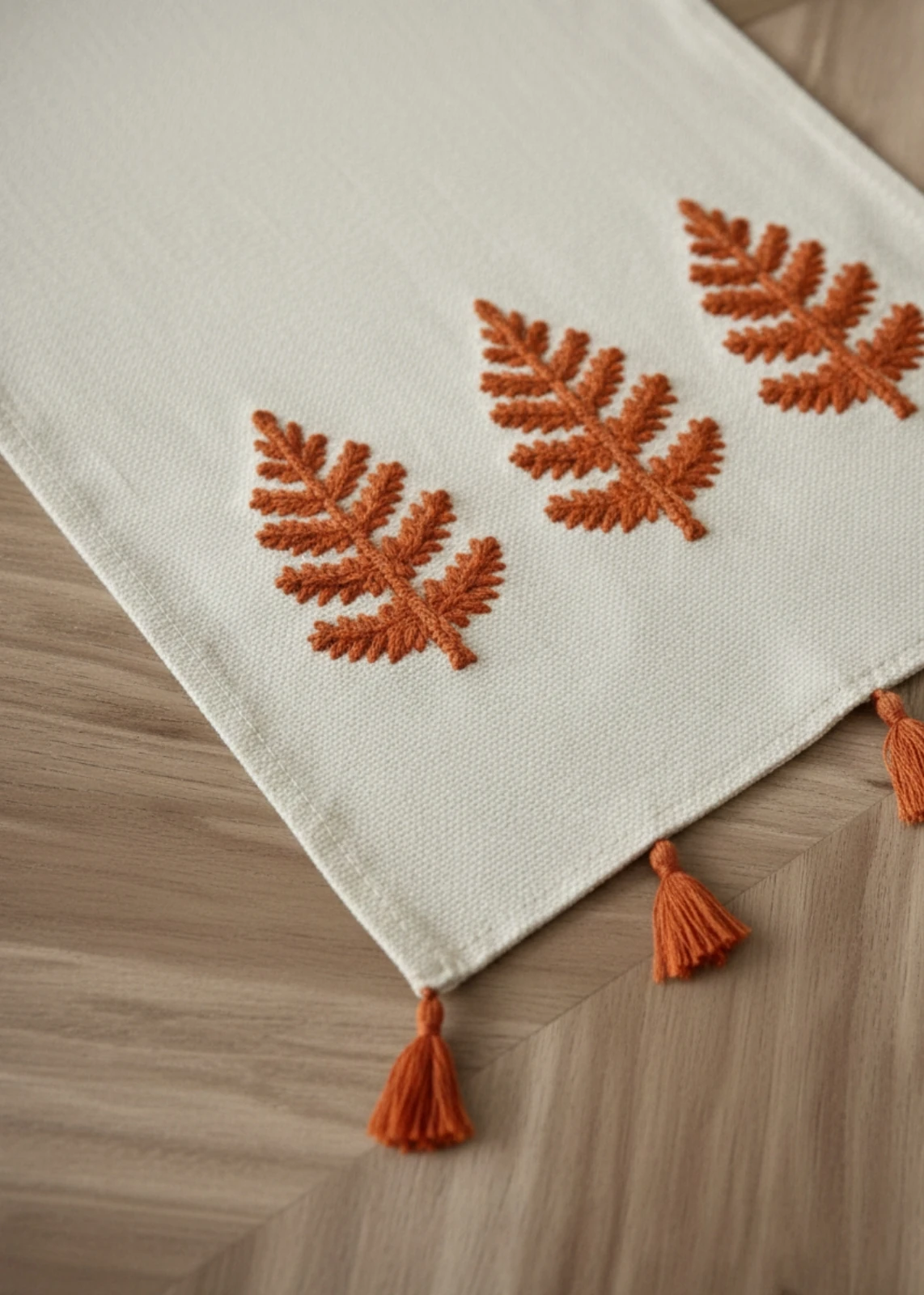 Punch Nakışlı Ağaç Motifli Püsküllü Masa Runner (40x130 cm)