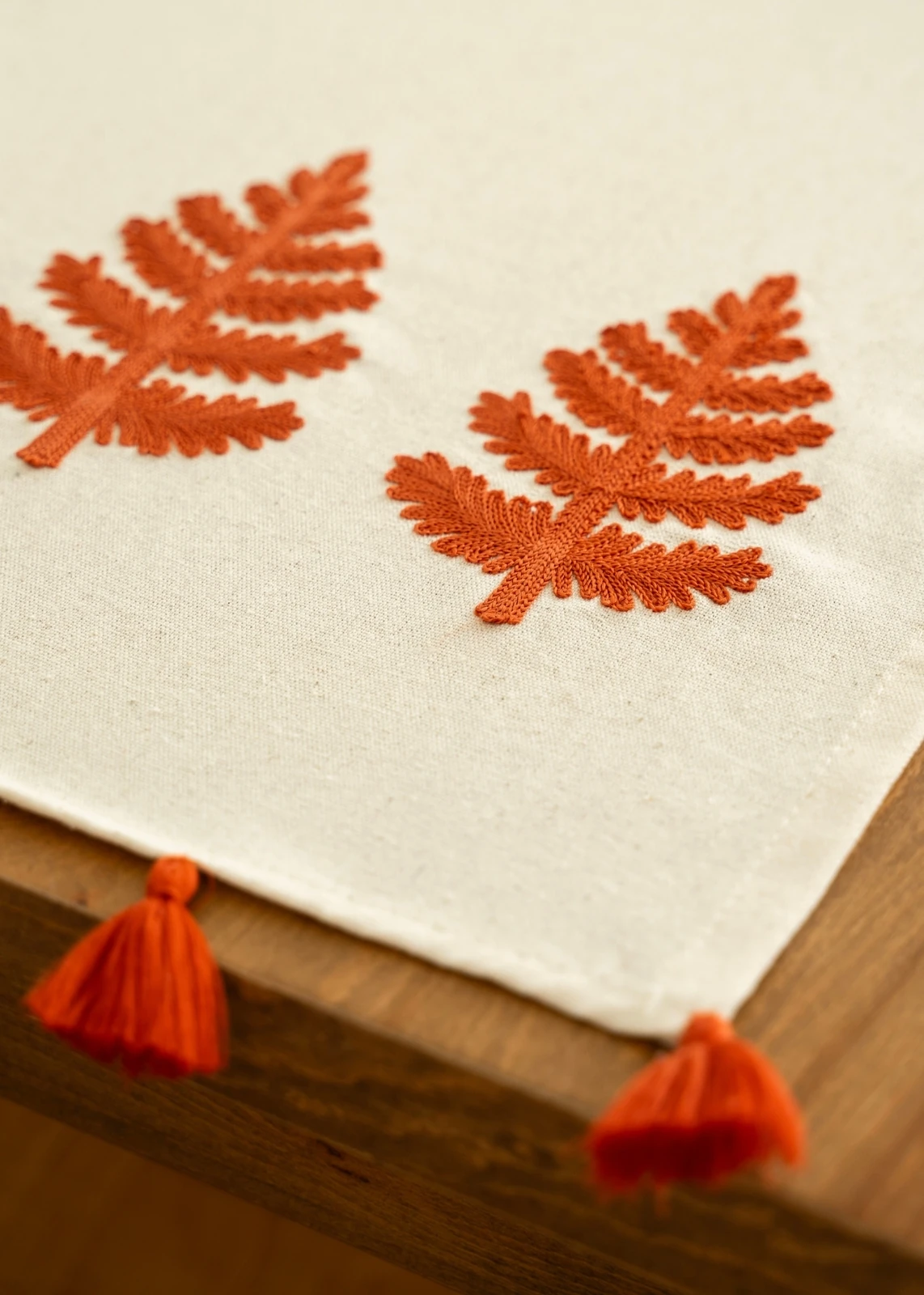 Punch Nakışlı Ağaç Motifli Püsküllü Masa Runner (40x130 cm)