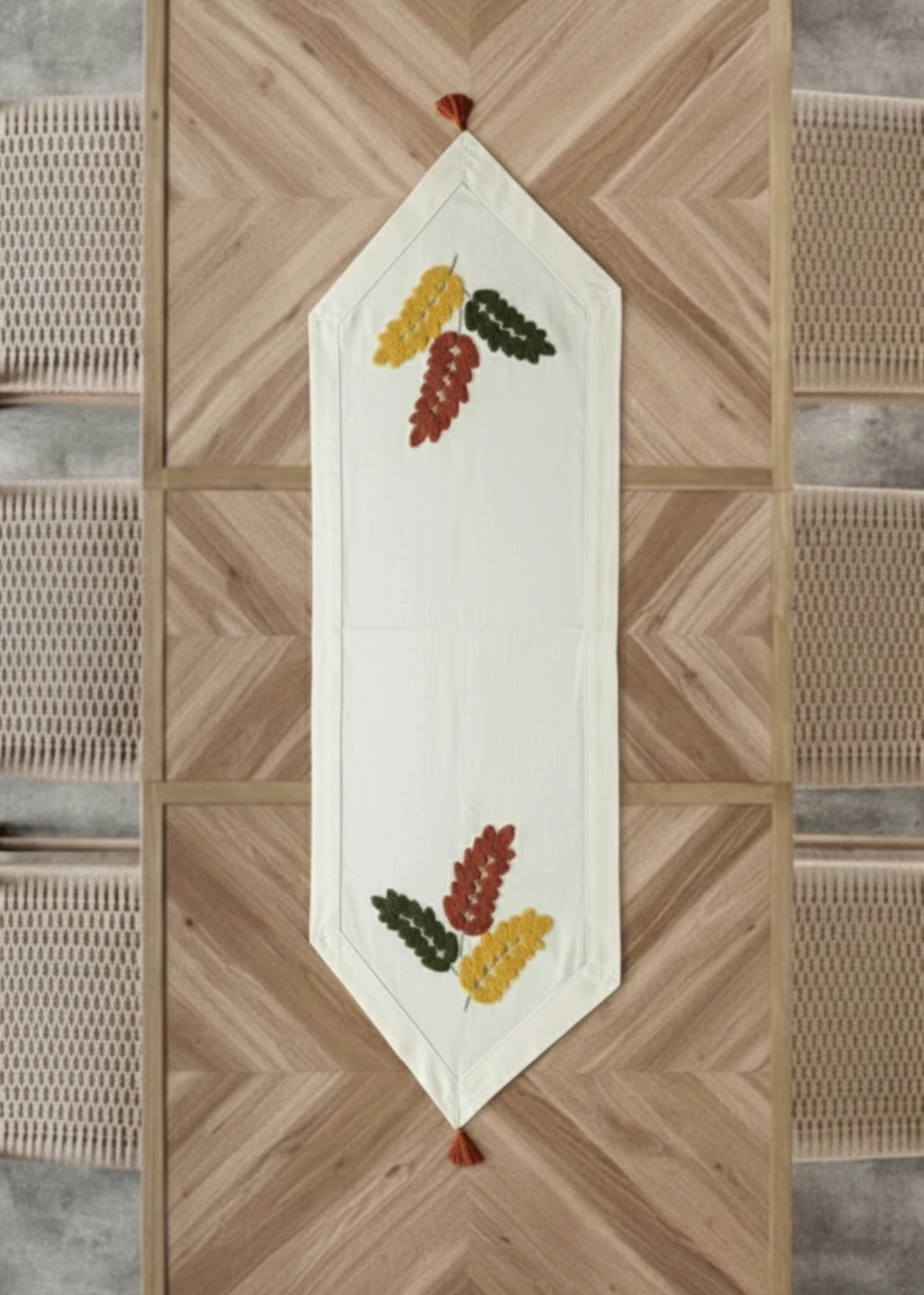 Punch Nakışlı Yaprak Motifli Püsküllü Masa Runner (40x130 cm )