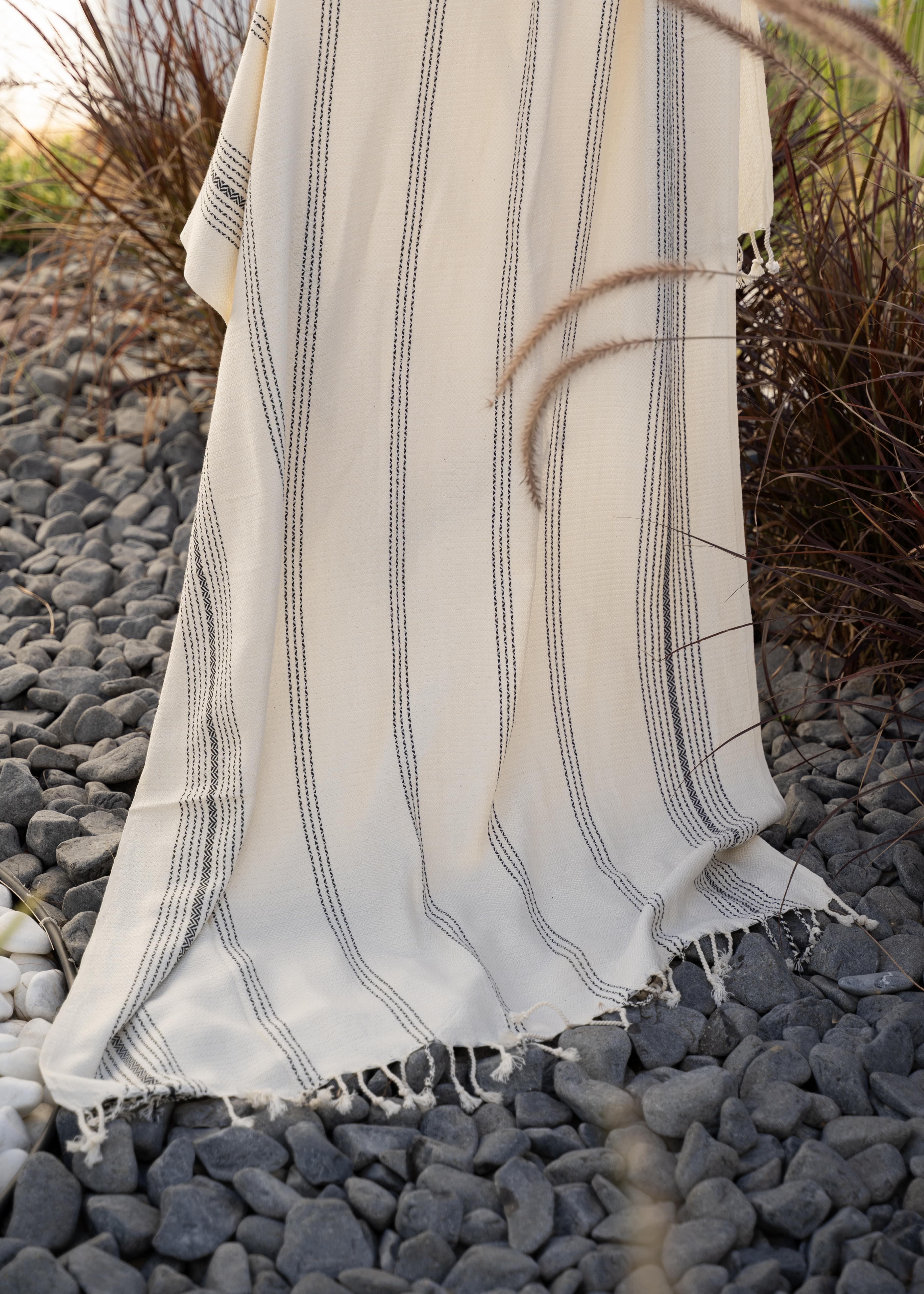 Buldan İşi Siyah Çizgi Detaylı Bej Pamuk Bambu Peştemal / Plaj & Banyo Havlusu – 95×180 cm (Lumen Koleksiyonu)