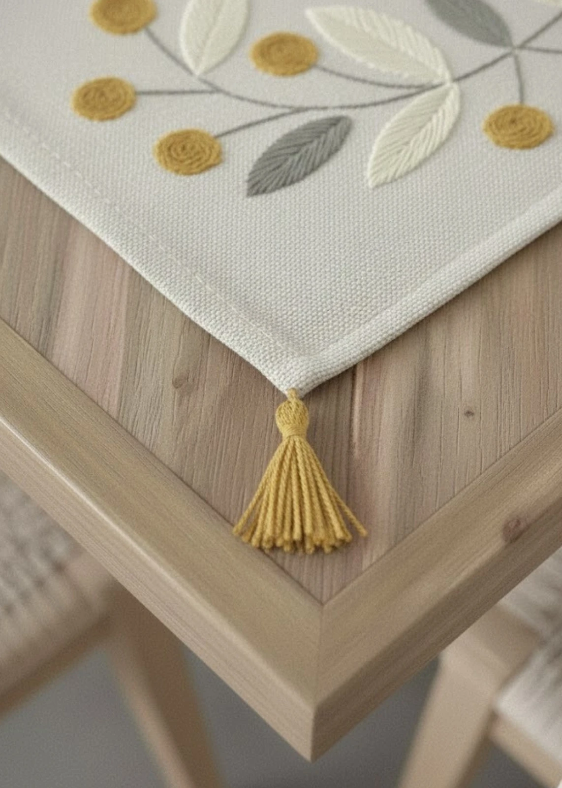 Punch Nakışlı Çiçek Dalı Motifli Püsküllü Masa Runner (40x130 cm )