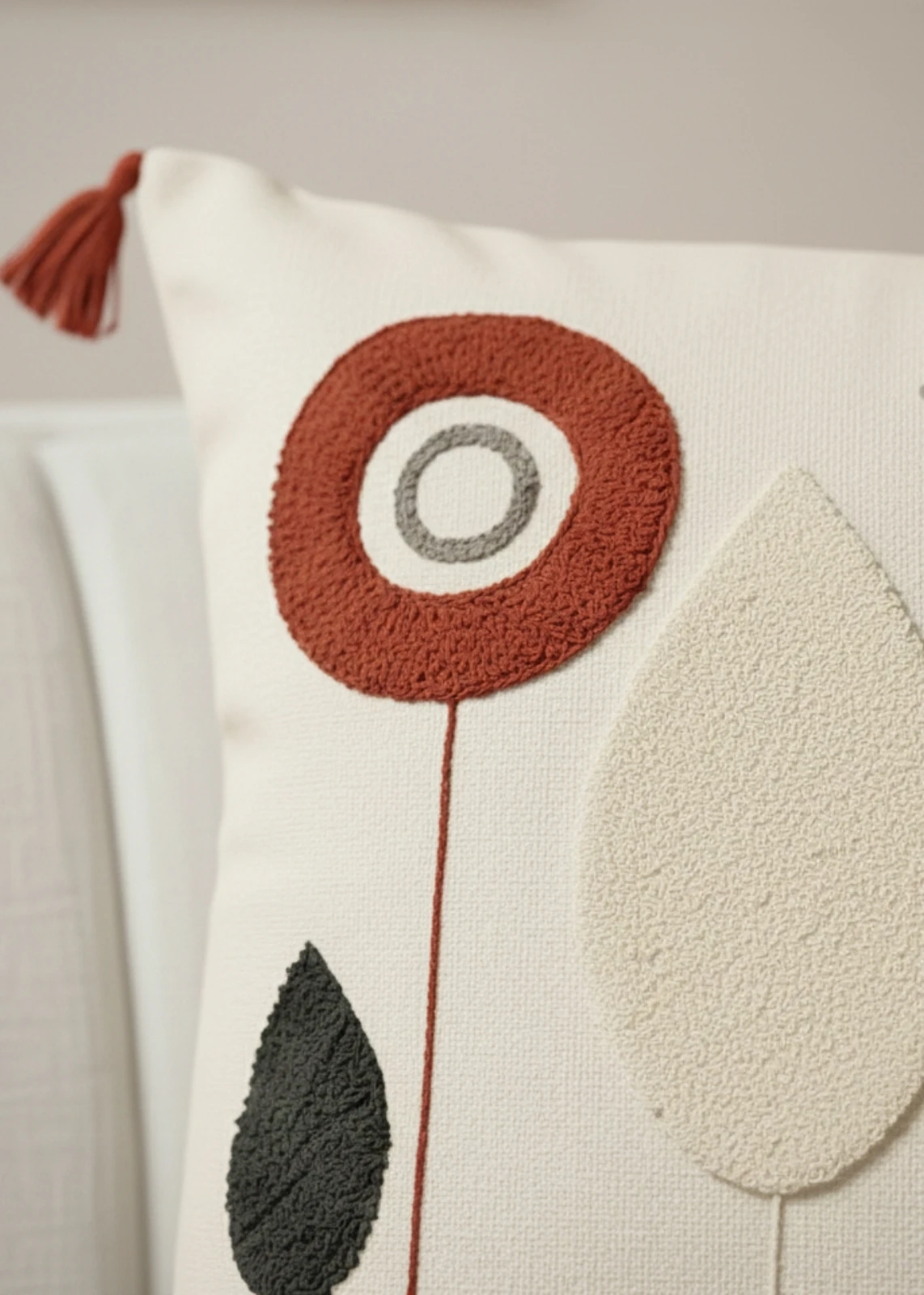 Renkli Modern Çiçekler Punch Nakışlı Dekorarit Püsküllü Kırlent Kılıfı Pamuk 42x42 cm 