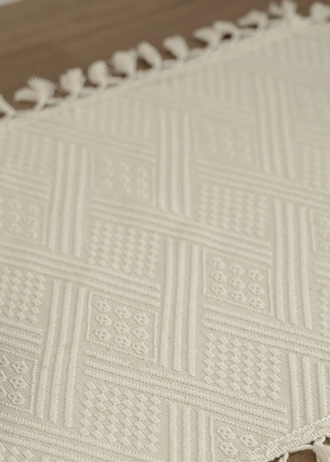 Bej Dokulu Püsküllü Dekoratif Masa Runnerı (50x140 cm)