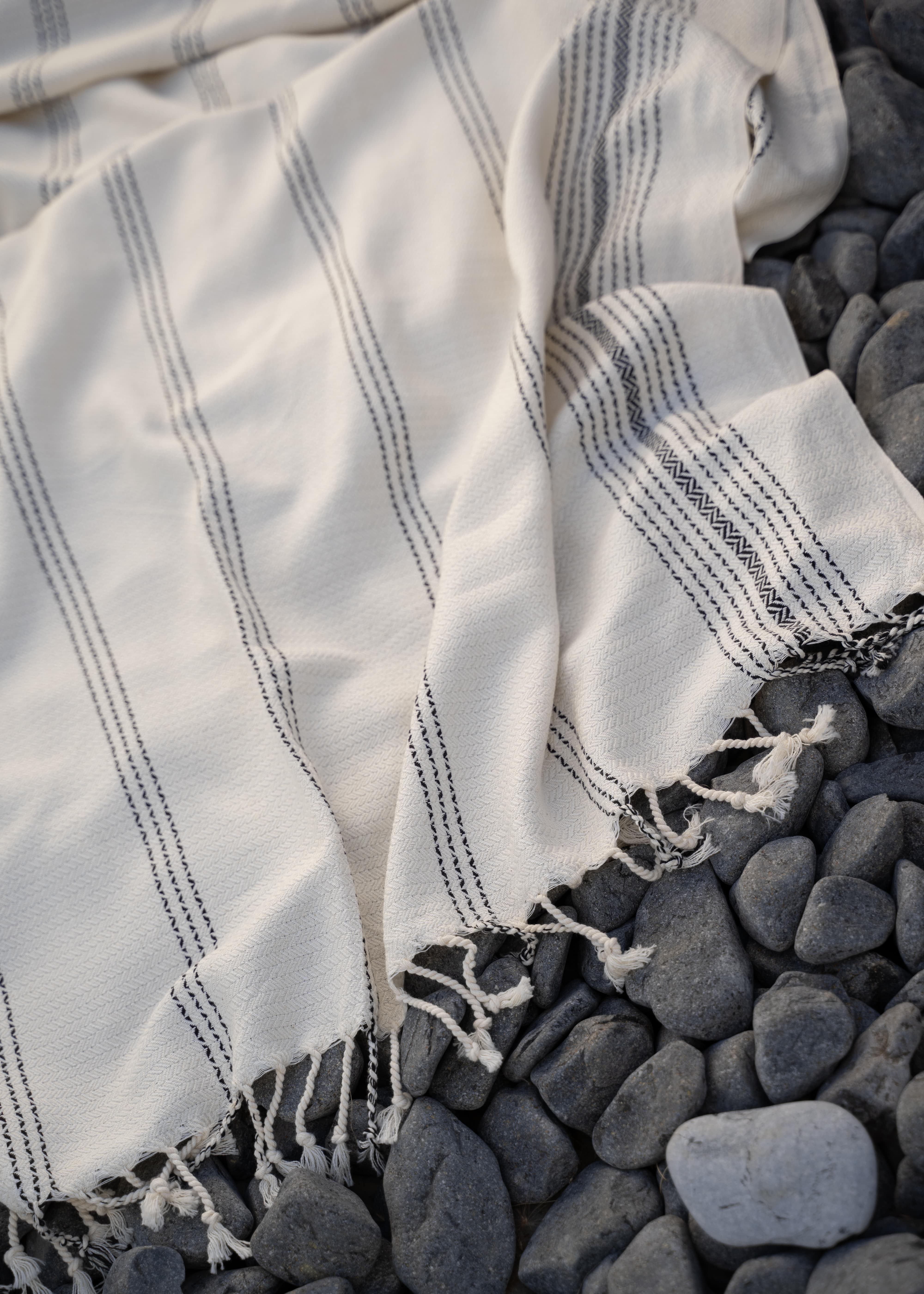 Buldan İşi Siyah Çizgi Detaylı Bej Pamuk Bambu Peştemal / Plaj & Banyo Havlusu – 95×180 cm (Lumen Koleksiyonu)