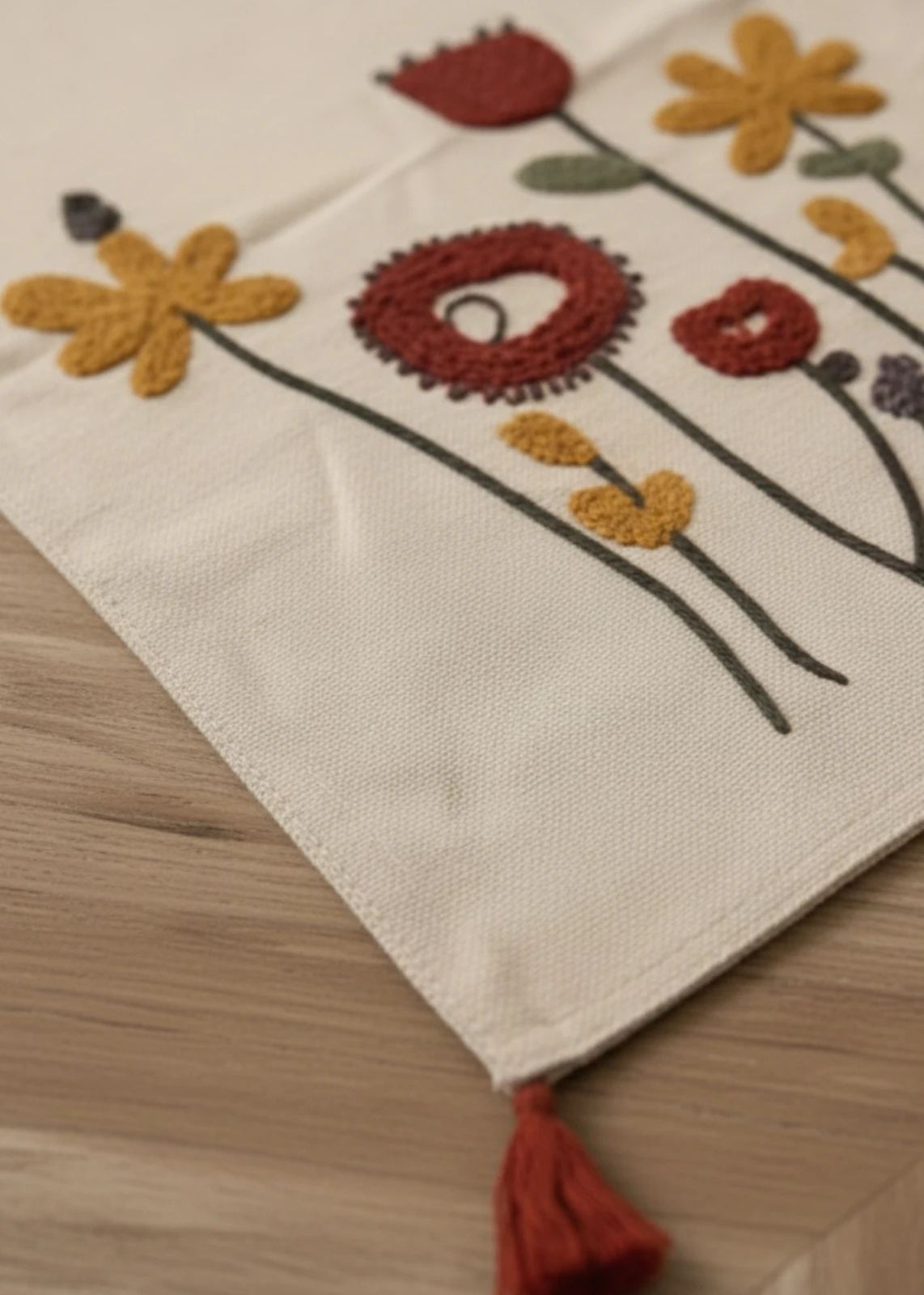 Punch Nakışlı Çiçek Bahçesi Desenli Masa Runnerı (40x130 cm)