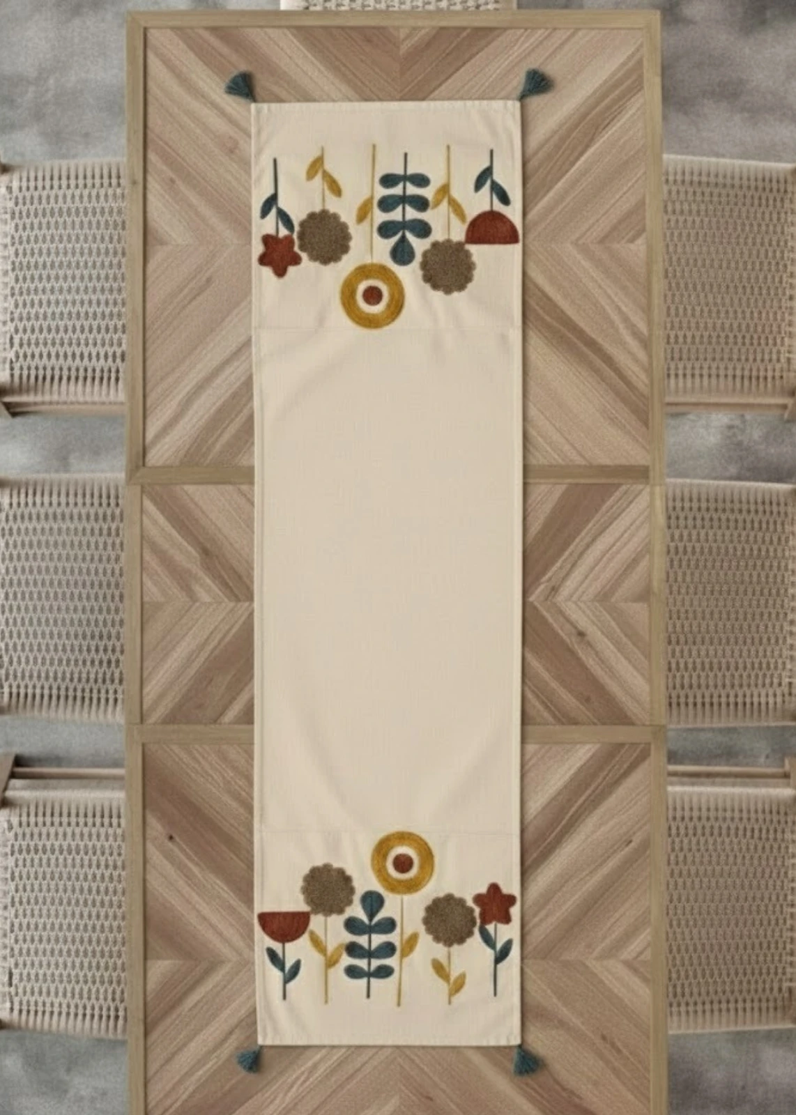 Punch Nakışlı Çiçek Motifli Püsküllü Masa Runner (40x130 cm)