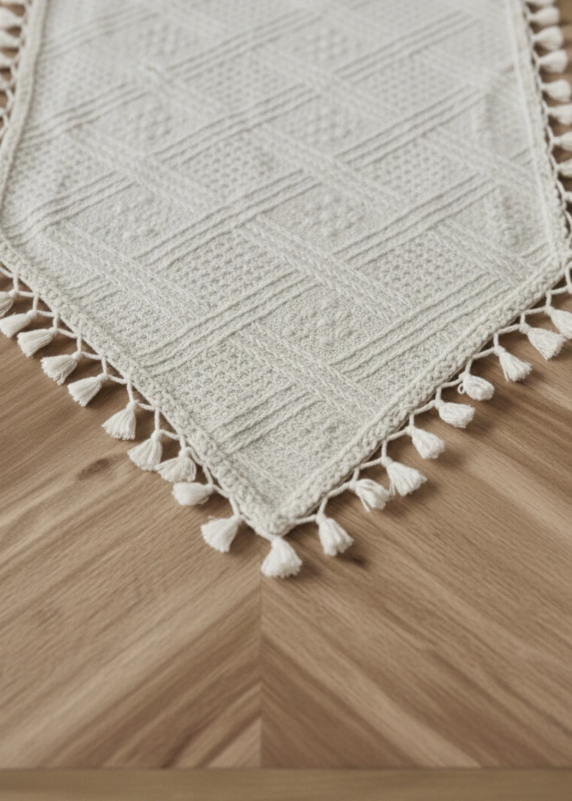 Bej Dokulu Püsküllü Dekoratif Masa Runnerı (50x140 cm)