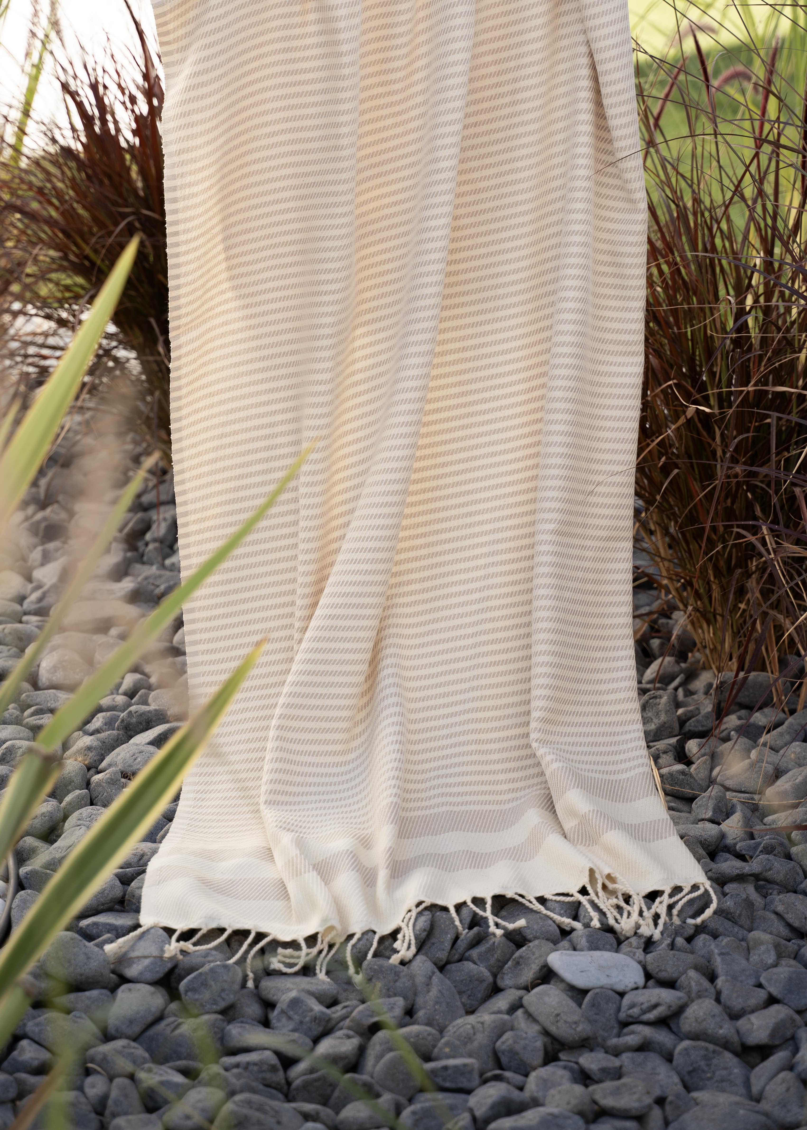 Buldan İşi Bej Püsküllü Pamuk Peştemal / Plaj & Banyo Havlusu – 95×180 cm (Linum Koleksiyonu)