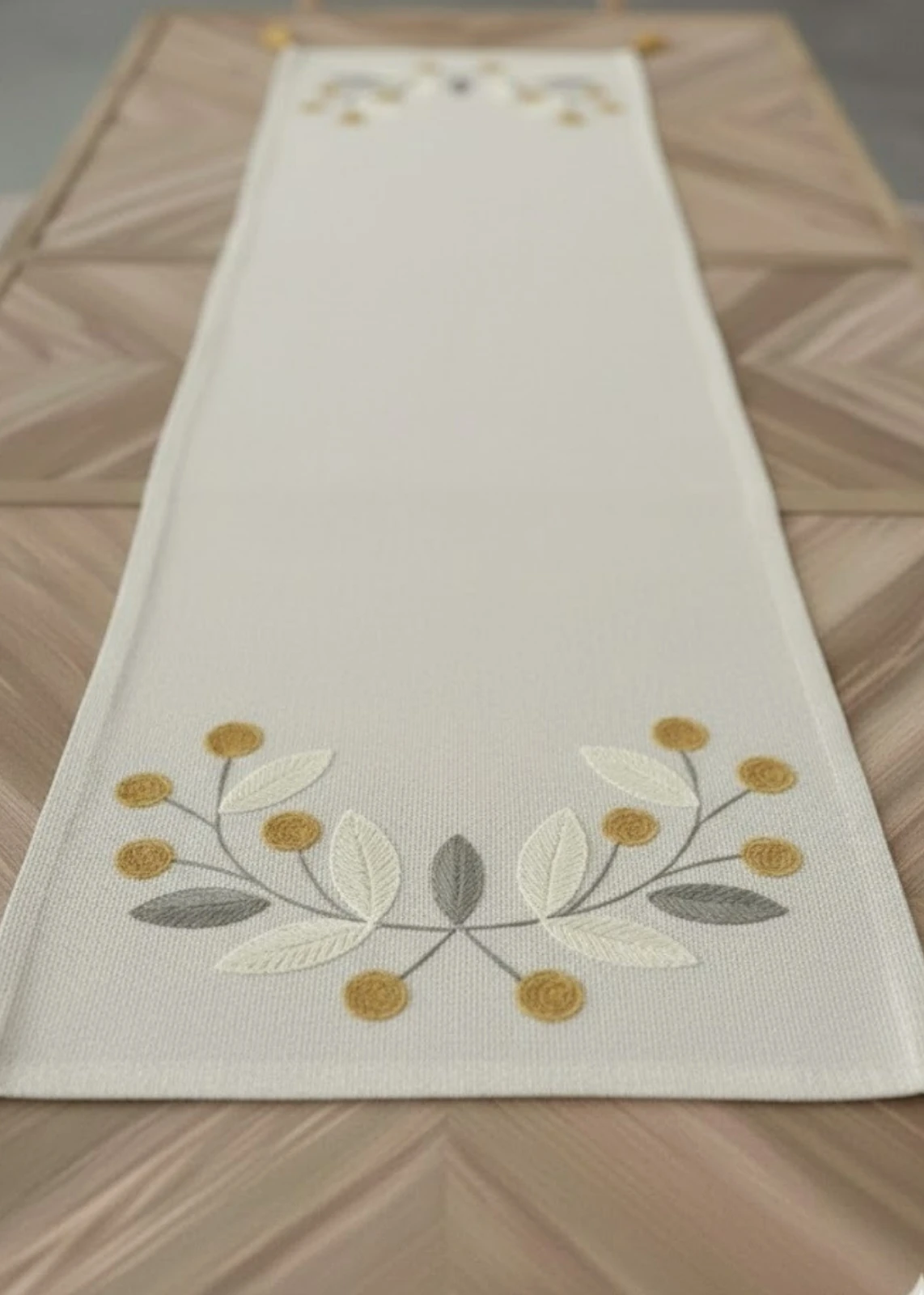 Punch Nakışlı Çiçek Dalı Motifli Püsküllü Masa Runner (40x130 cm )