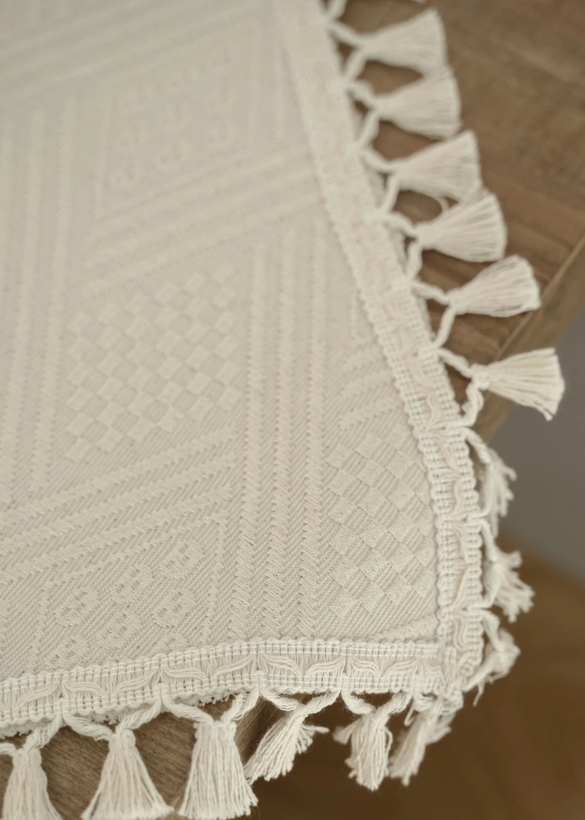 Bej Dokulu Püsküllü Dekoratif Masa Runnerı (50x140 cm)