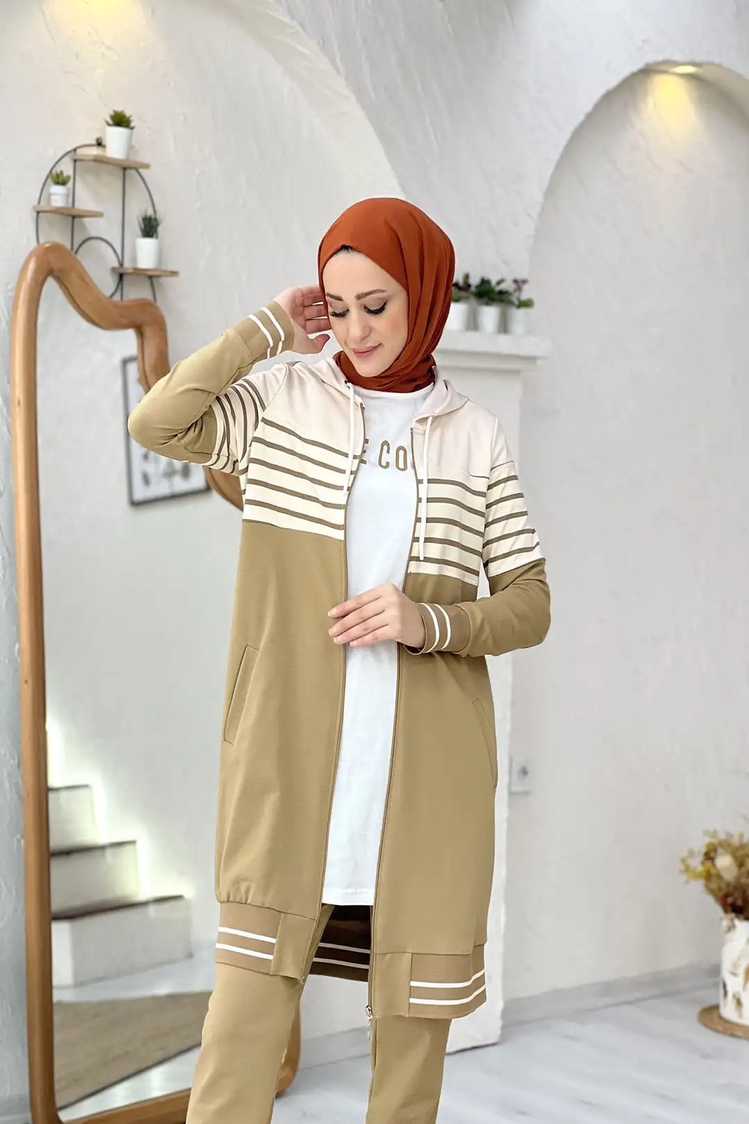 Wholesale Two-Thread Fabric Hooded Stripe Detailed Three-Piece Suit - Milk Coffee