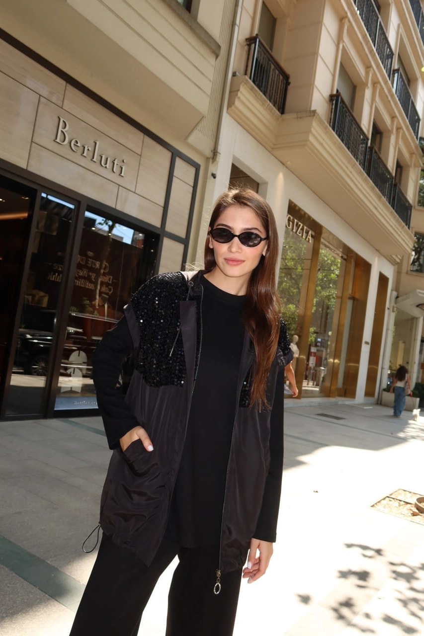 طقم ثلاثي مع فيست من قماش أويشو مزين بالترتر – بيع جملة