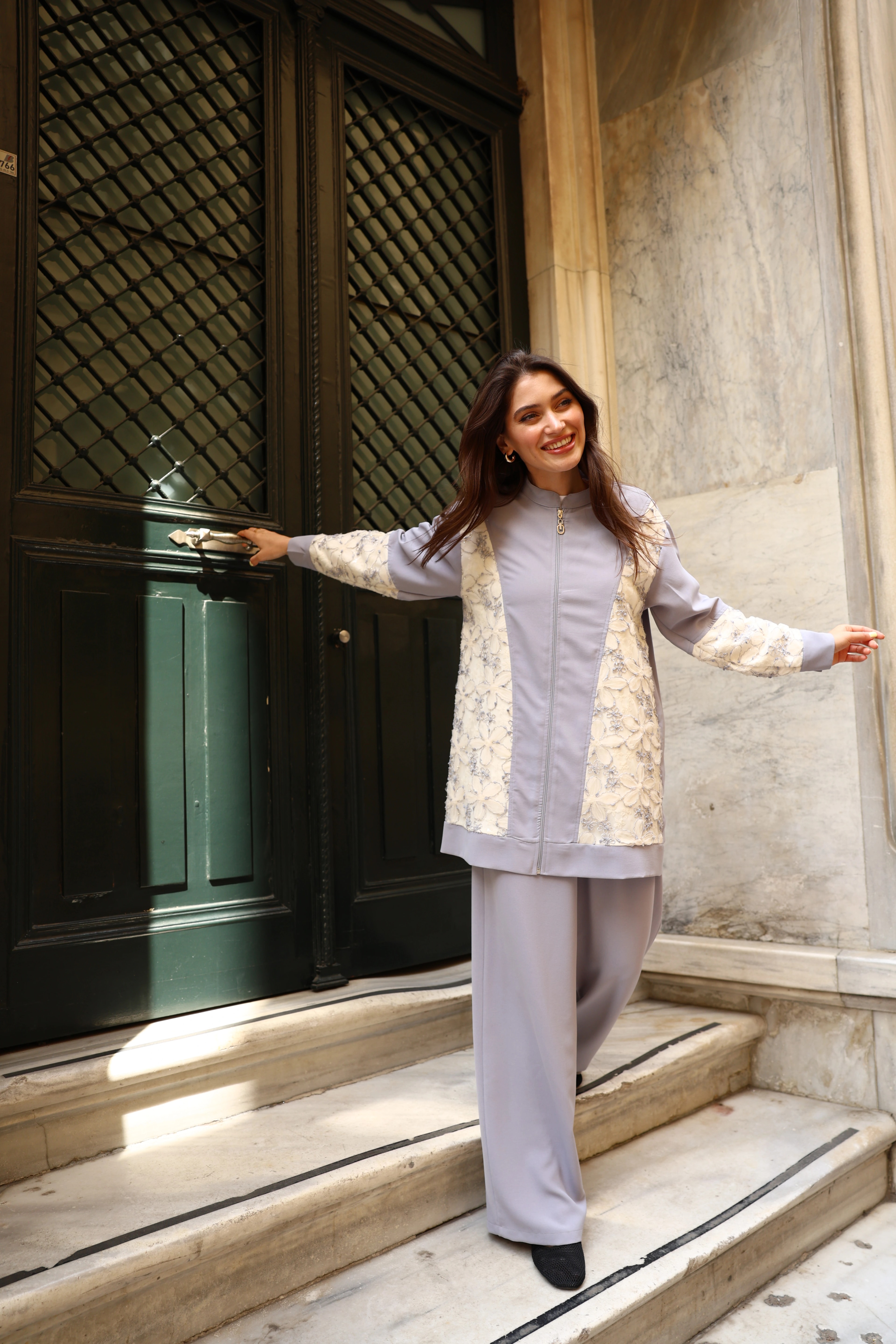 بدلة ليندا المصنوعة من القماش والمزخرفة بالورود والمُزودة بسحّاب من قطعتين - رقم 10674 - معلومات المنتج