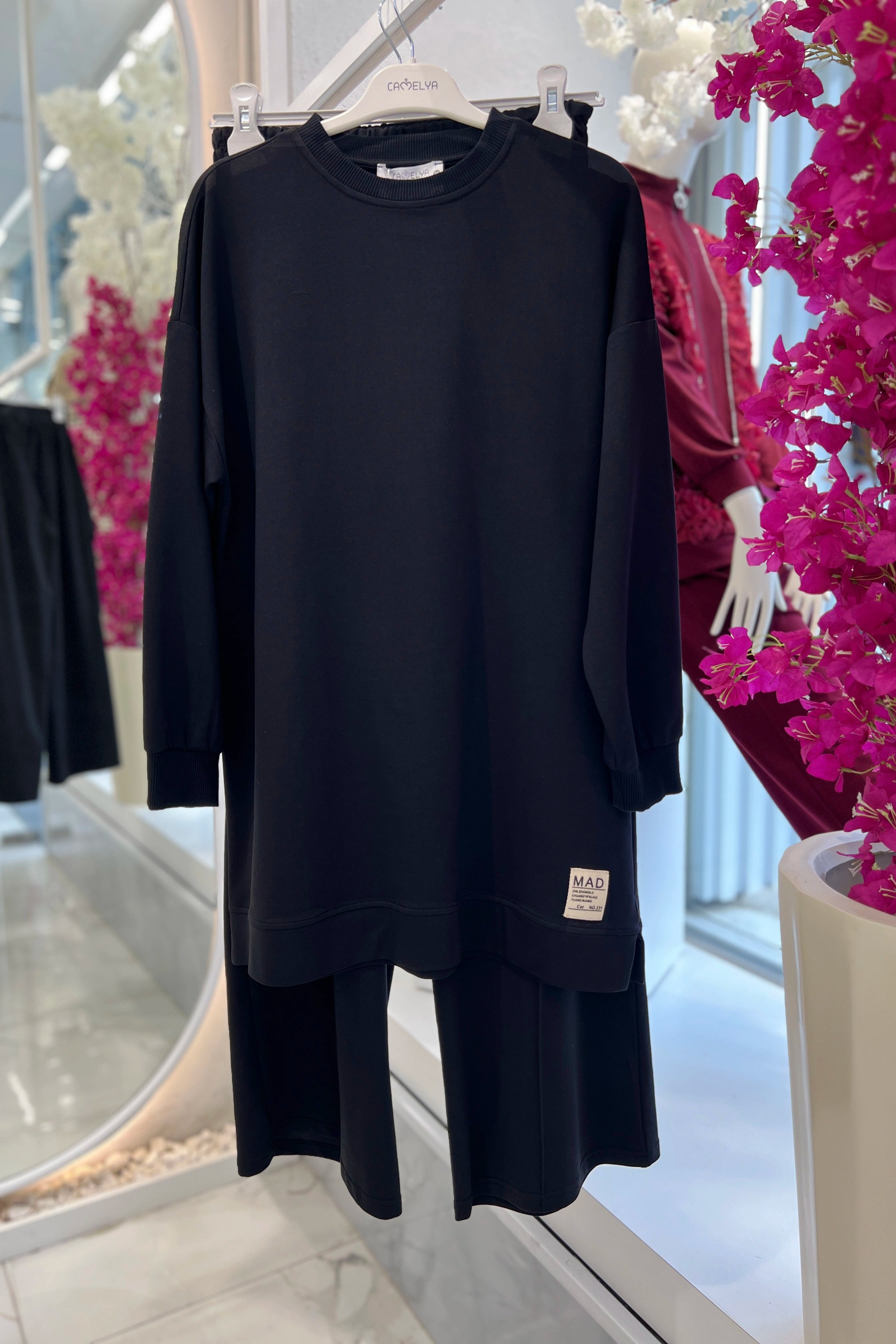 Wholesale Two Yarn Fabric Low Sleeve Embroidered Double Size Two Piece Suit - b10667 Product Information - Black