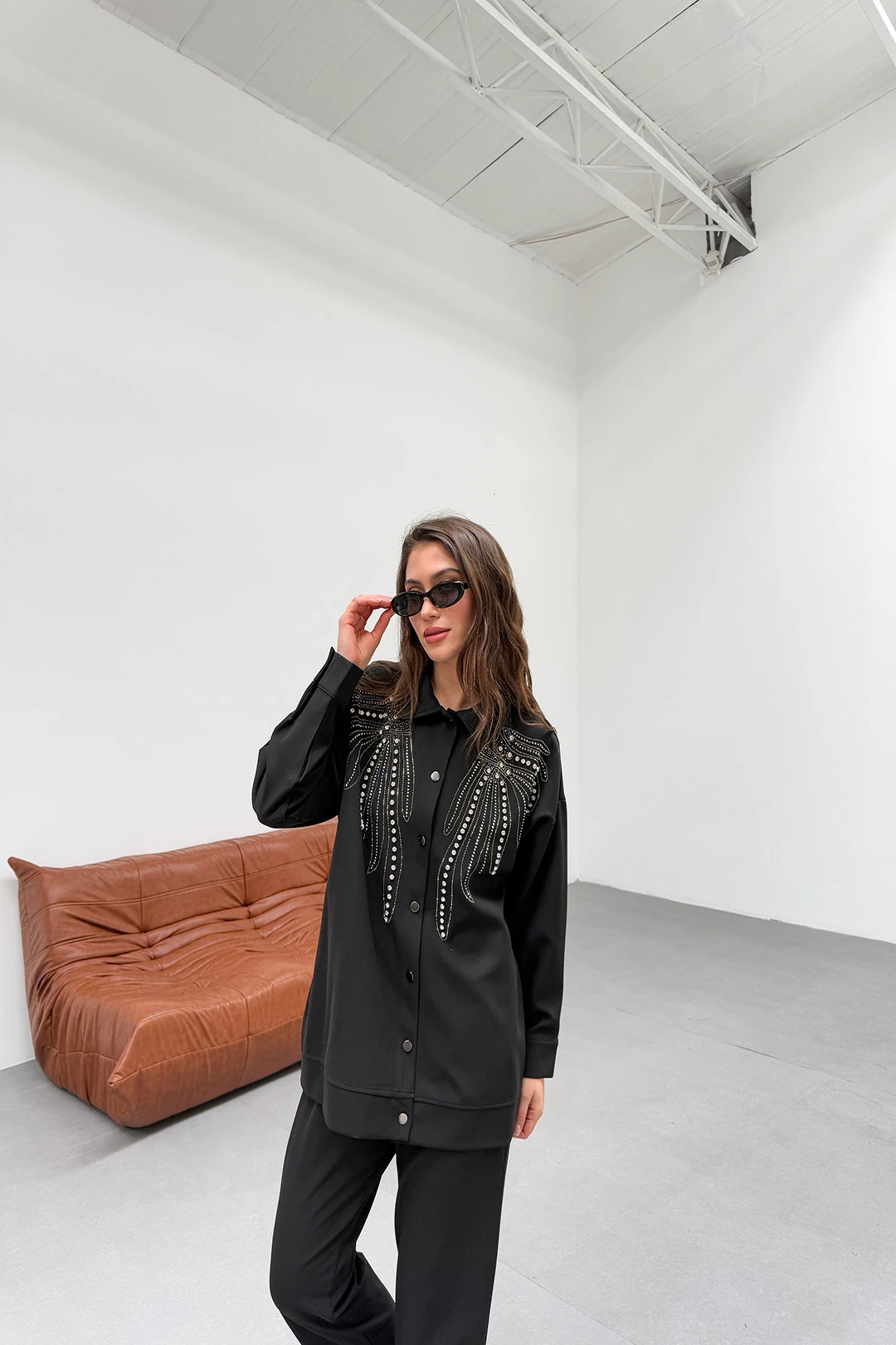 بدلة من قطعتين بتفاصيل حجرية من قماش الكريب للبيع بالجملة - 10590