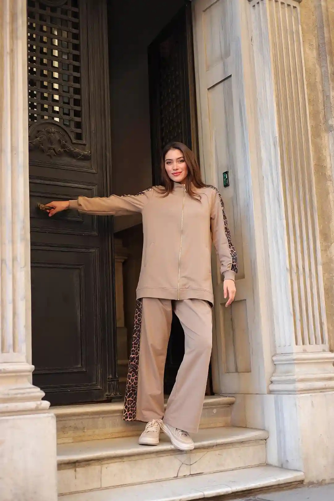 Wholesale Two-Ply Fabric Leopard Detailed Two-Piece Suit - 10585