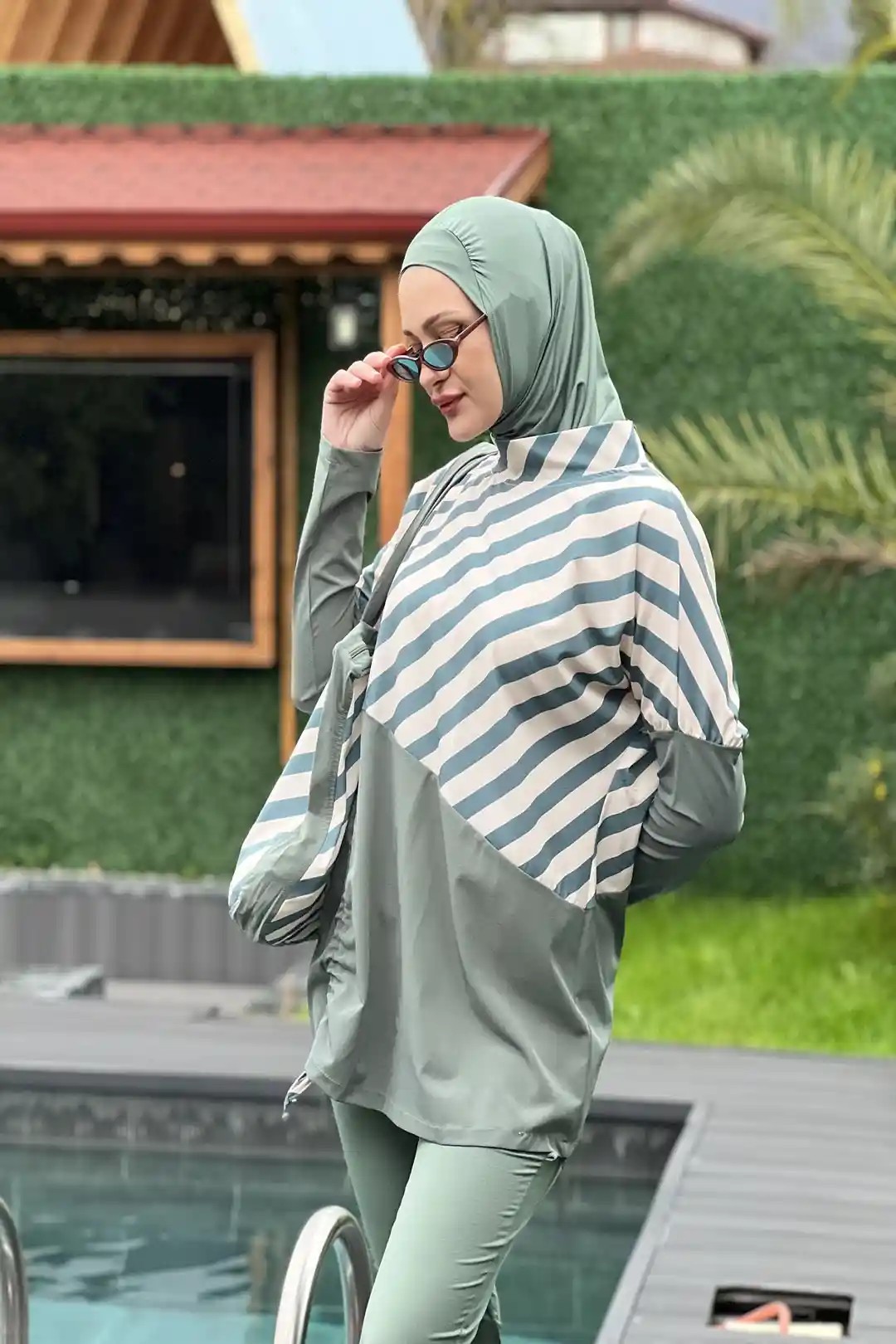 Toptan Polyester Elastan Kumaş Şeritli Büzgü Detaylı Çantalı Dörtlü Tesettür Mayo - MİNT YEŞİLİ