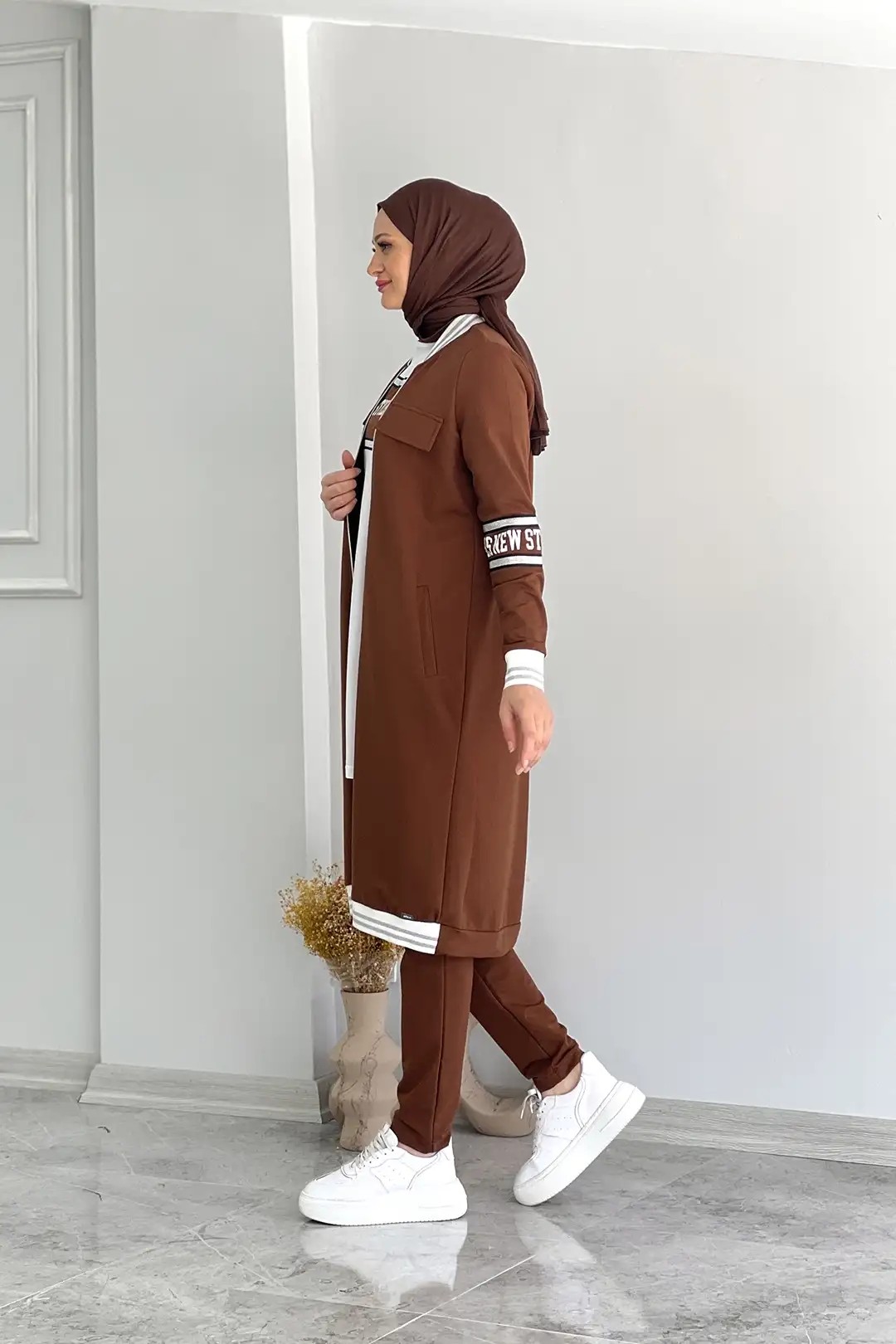 Toptan İki İplik Kolları Yazı Baskı Detaylı Üçlü Takım - KAHVE