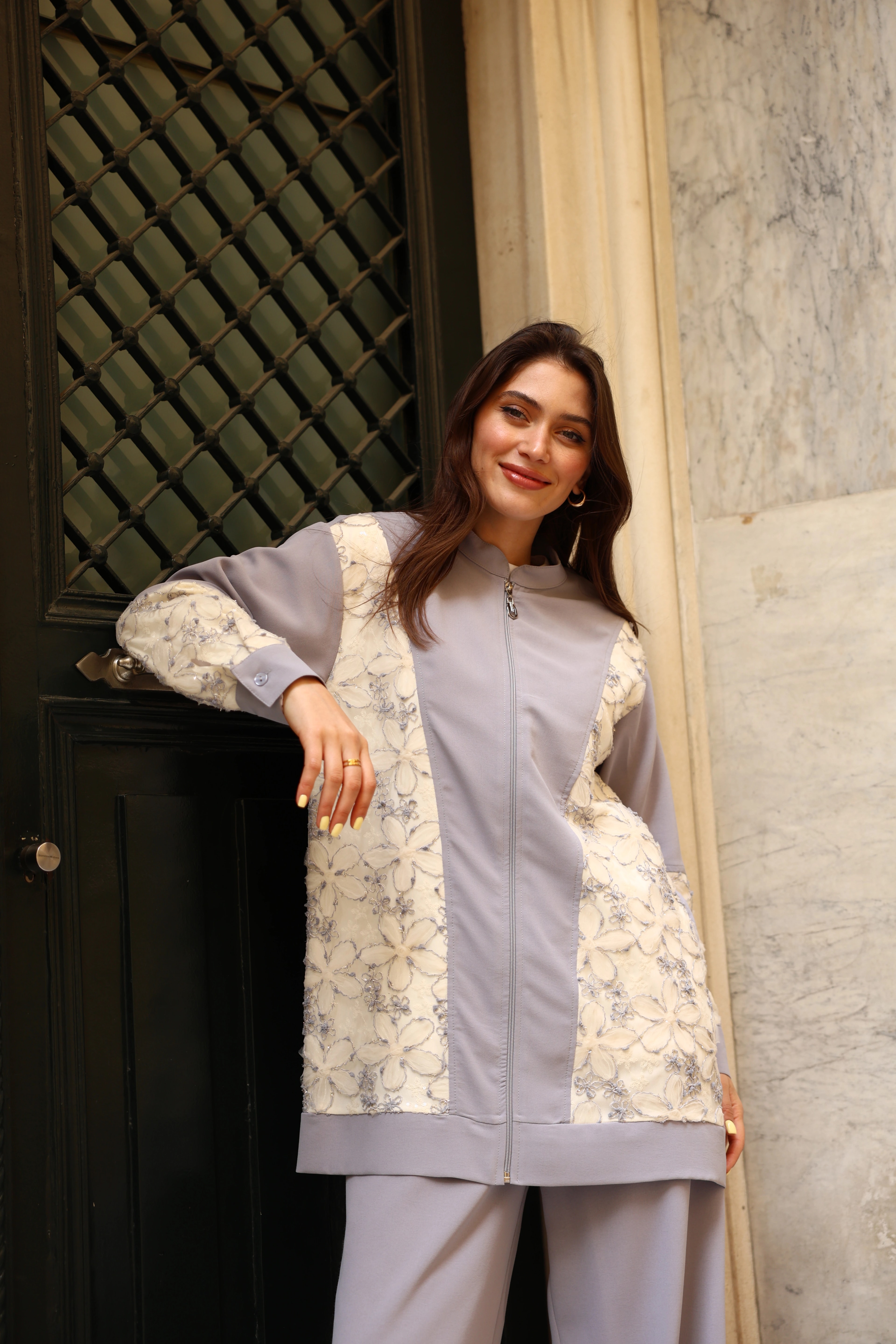 بدلة ليندا المصنوعة من القماش والمزخرفة بالورود والمُزودة بسحّاب من قطعتين - رقم 10674 - معلومات المنتج