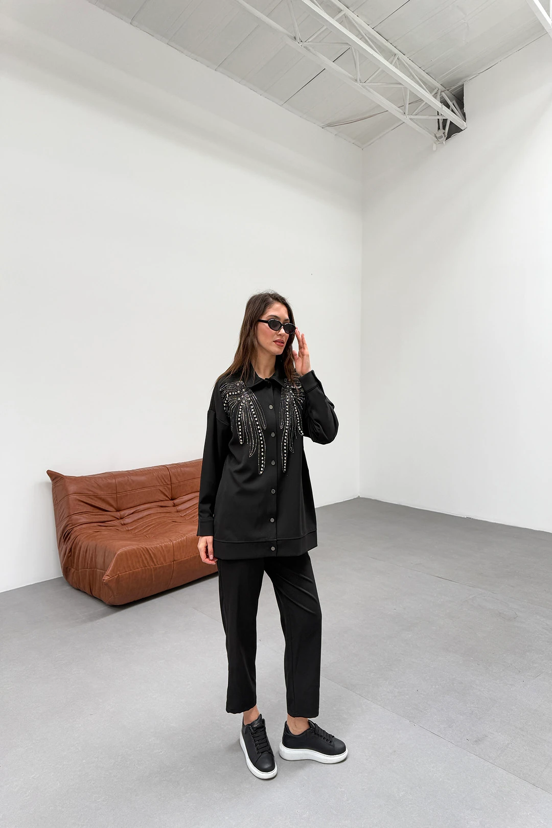 بدلة من قطعتين بتفاصيل حجرية من قماش الكريب للبيع بالجملة - 10590