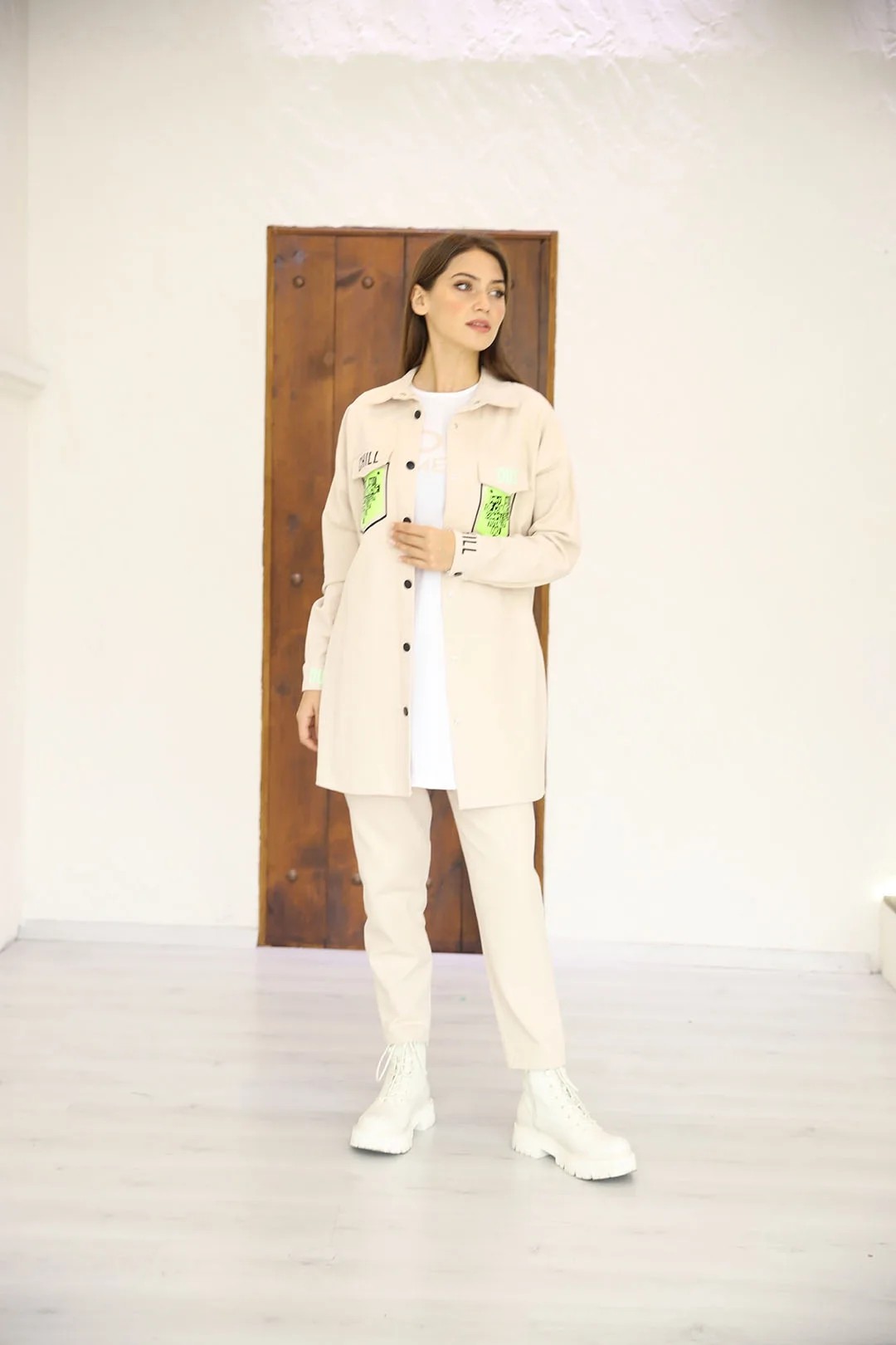 Wholesale Gabardine Fabric Front Buttoned Pocket Embellished Three-Piece Suit - Cream