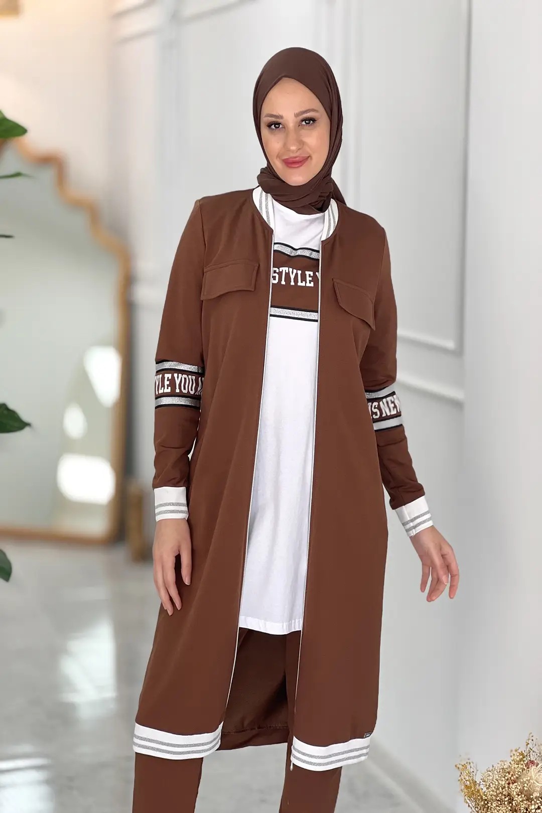 Toptan İki İplik Kolları Yazı Baskı Detaylı Üçlü Takım - KAHVE