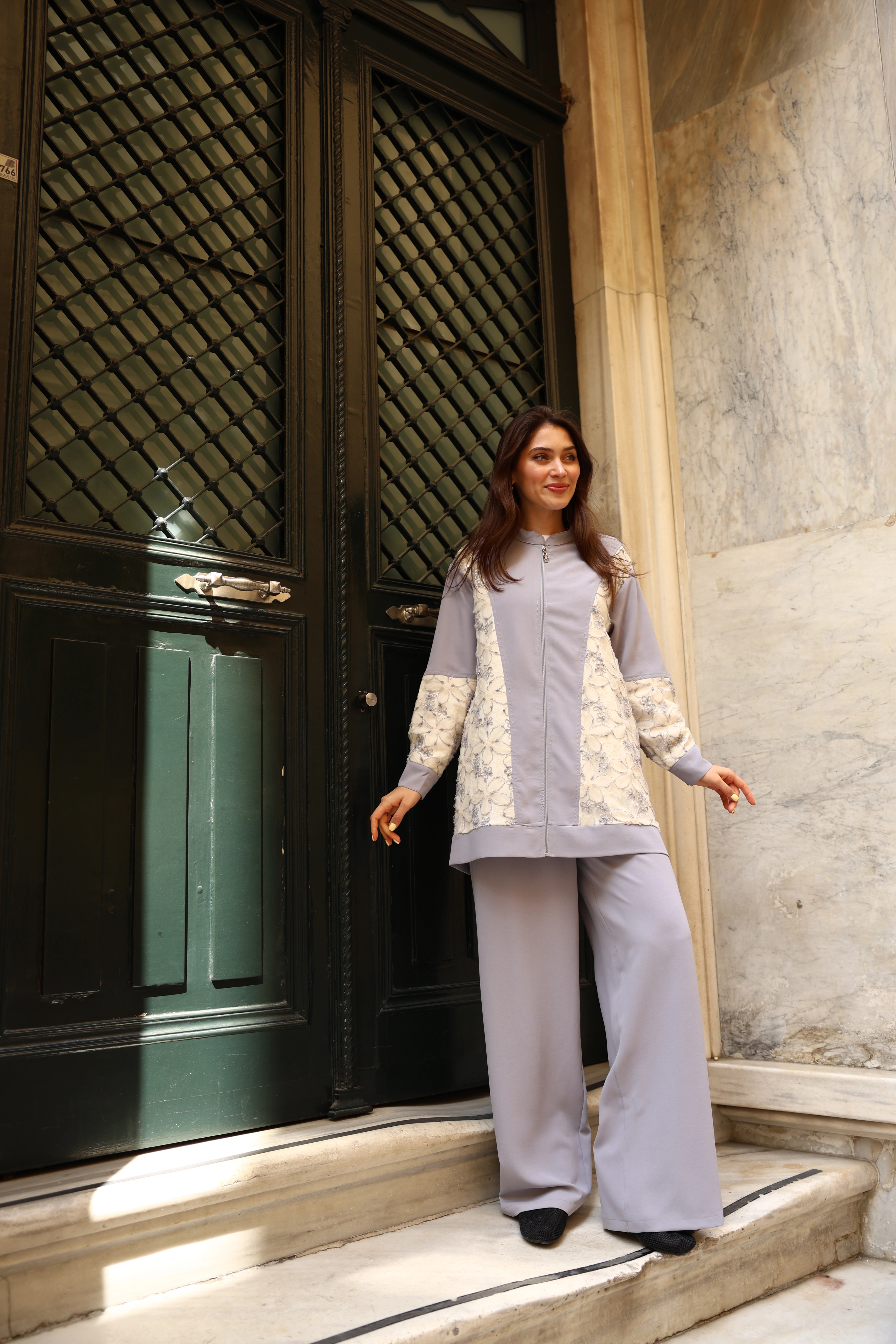 بدلة ليندا المصنوعة من القماش والمزخرفة بالورود والمُزودة بسحّاب من قطعتين - رقم 10674 - معلومات المنتج