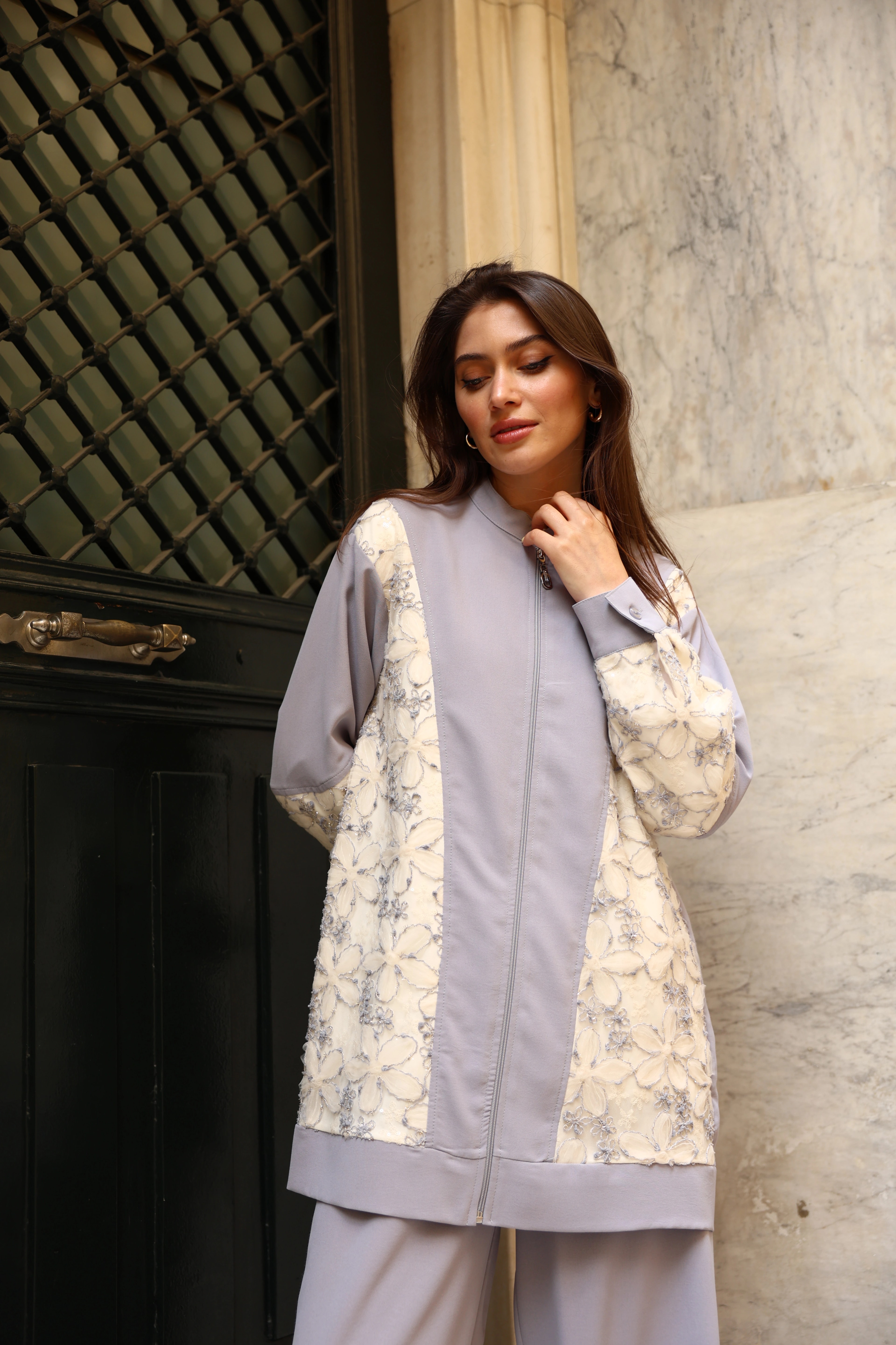 بدلة ليندا المصنوعة من القماش والمزخرفة بالورود والمُزودة بسحّاب من قطعتين - رقم 10674 - معلومات المنتج