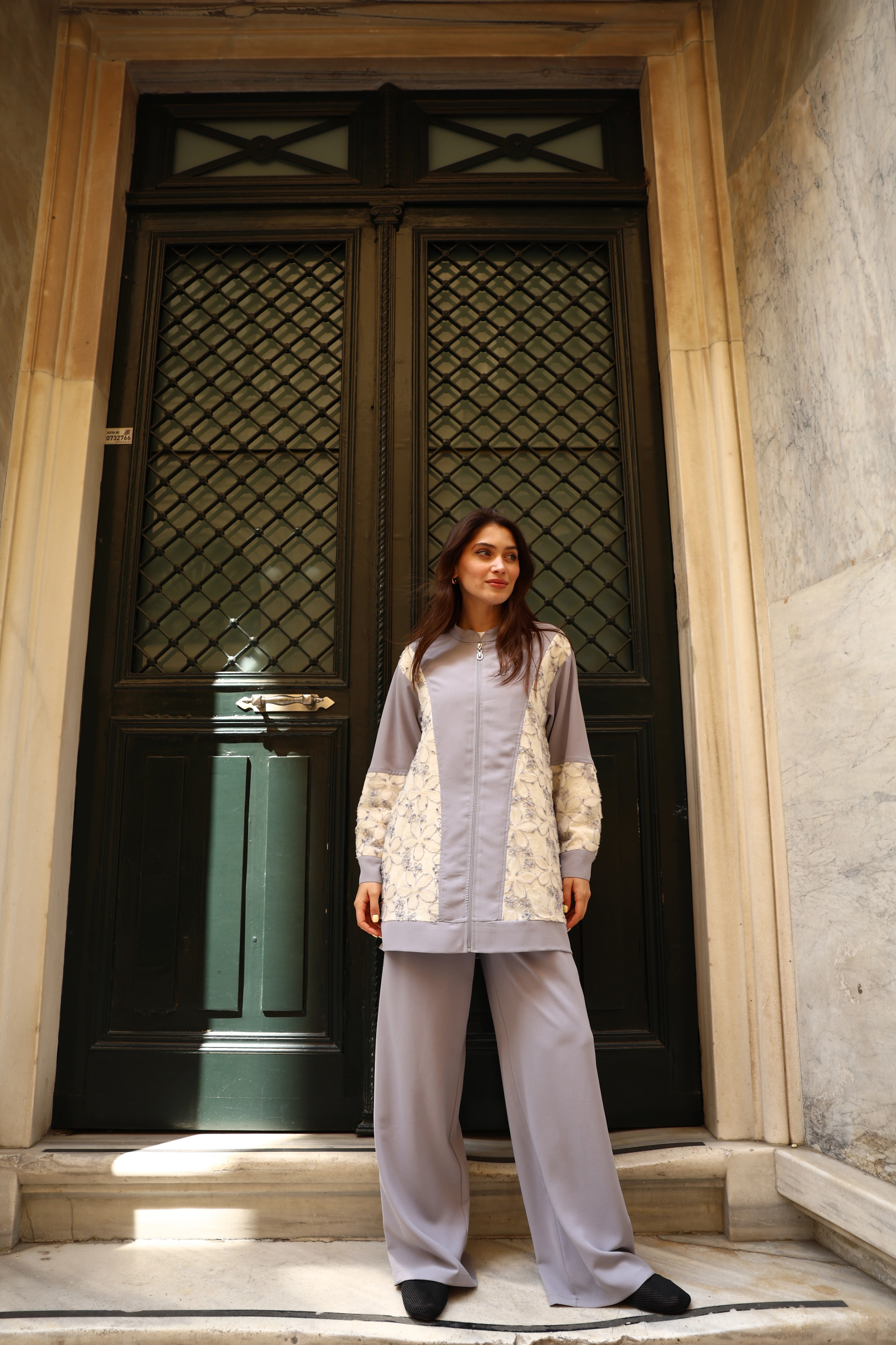 بدلة ليندا المصنوعة من القماش والمزخرفة بالورود والمُزودة بسحّاب من قطعتين - رقم 10674 - معلومات المنتج