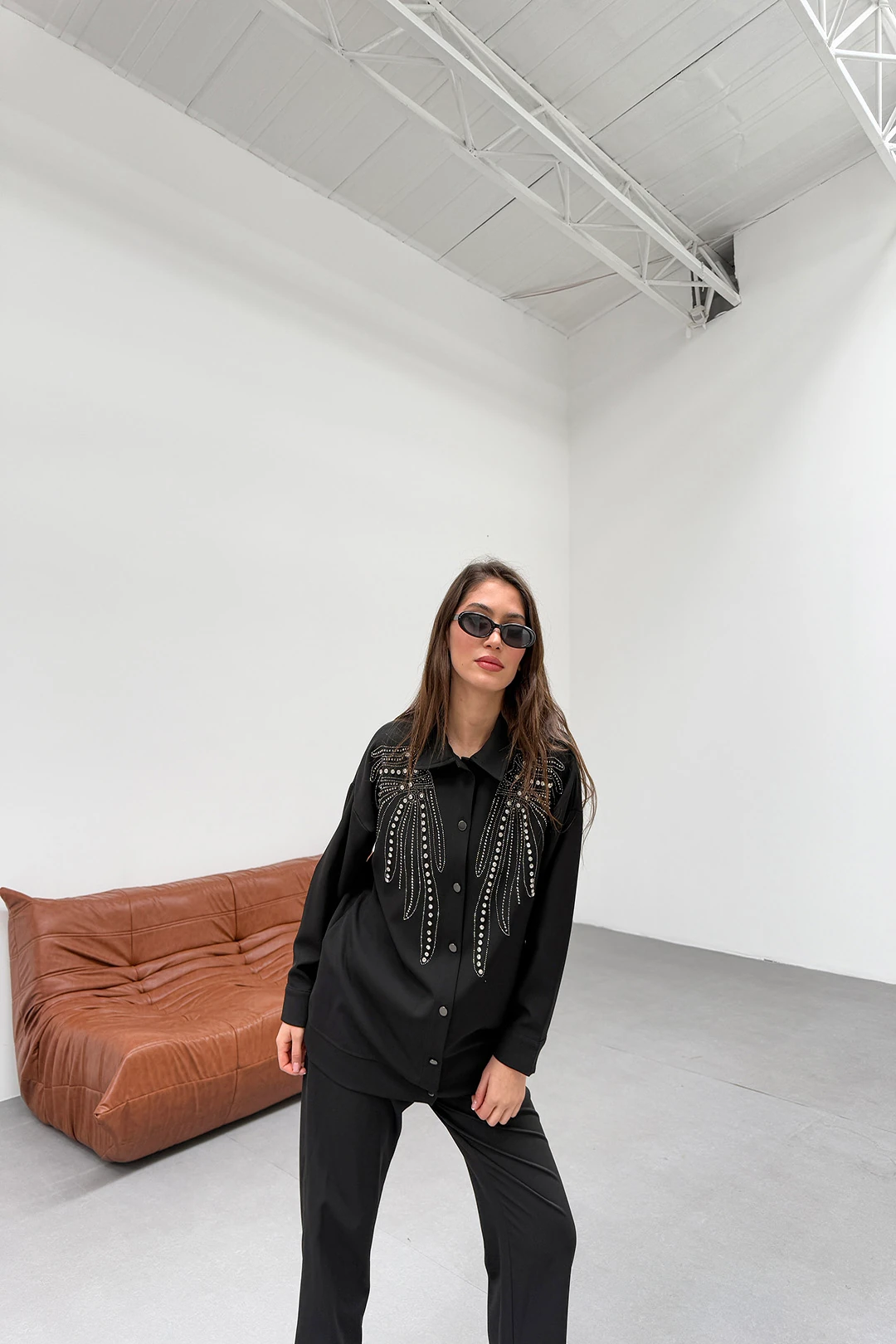 بدلة من قطعتين بتفاصيل حجرية من قماش الكريب للبيع بالجملة - 10590