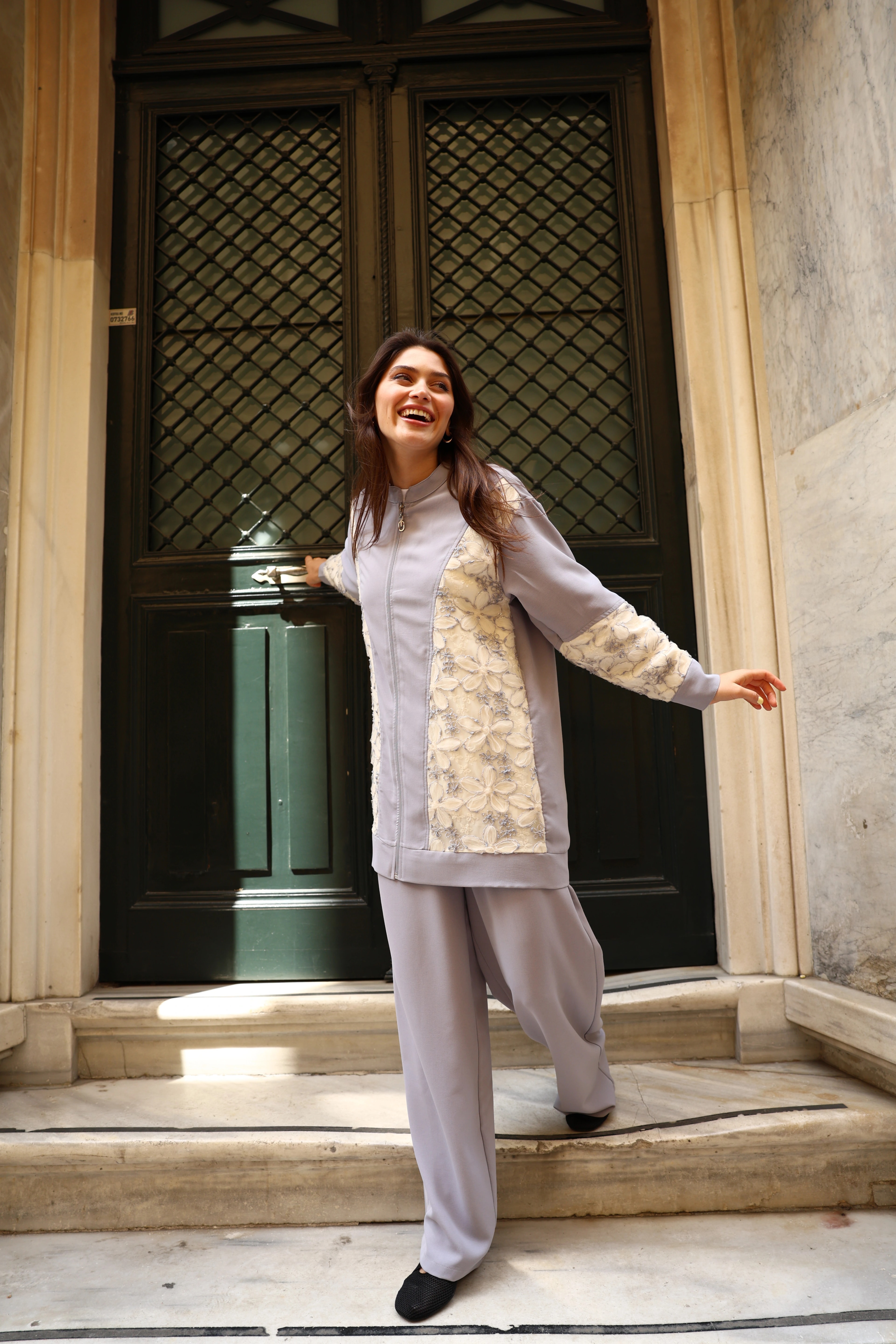 بدلة ليندا المصنوعة من القماش والمزخرفة بالورود والمُزودة بسحّاب من قطعتين - رقم 10674 - معلومات المنتج