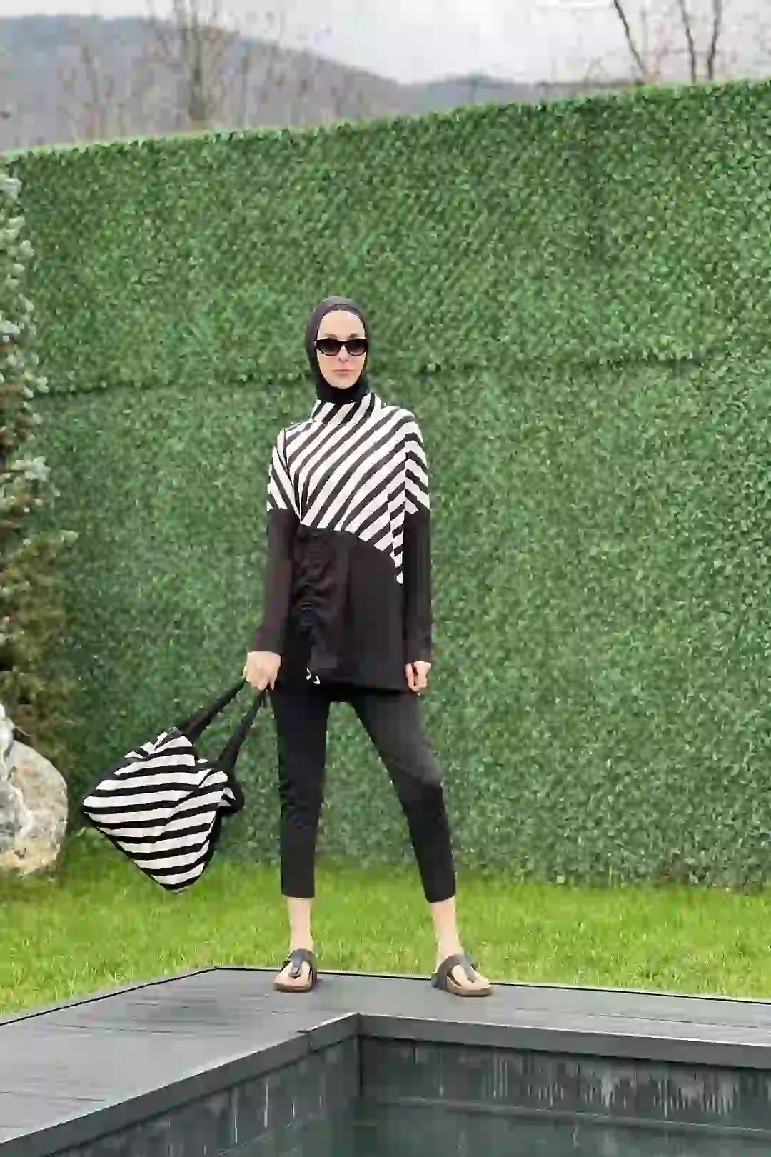 Toptan Polyester Elastan Kumaş Şeritli Büzgü Detaylı Çantalı Dörtlü Tesettür Mayo - SİYAH