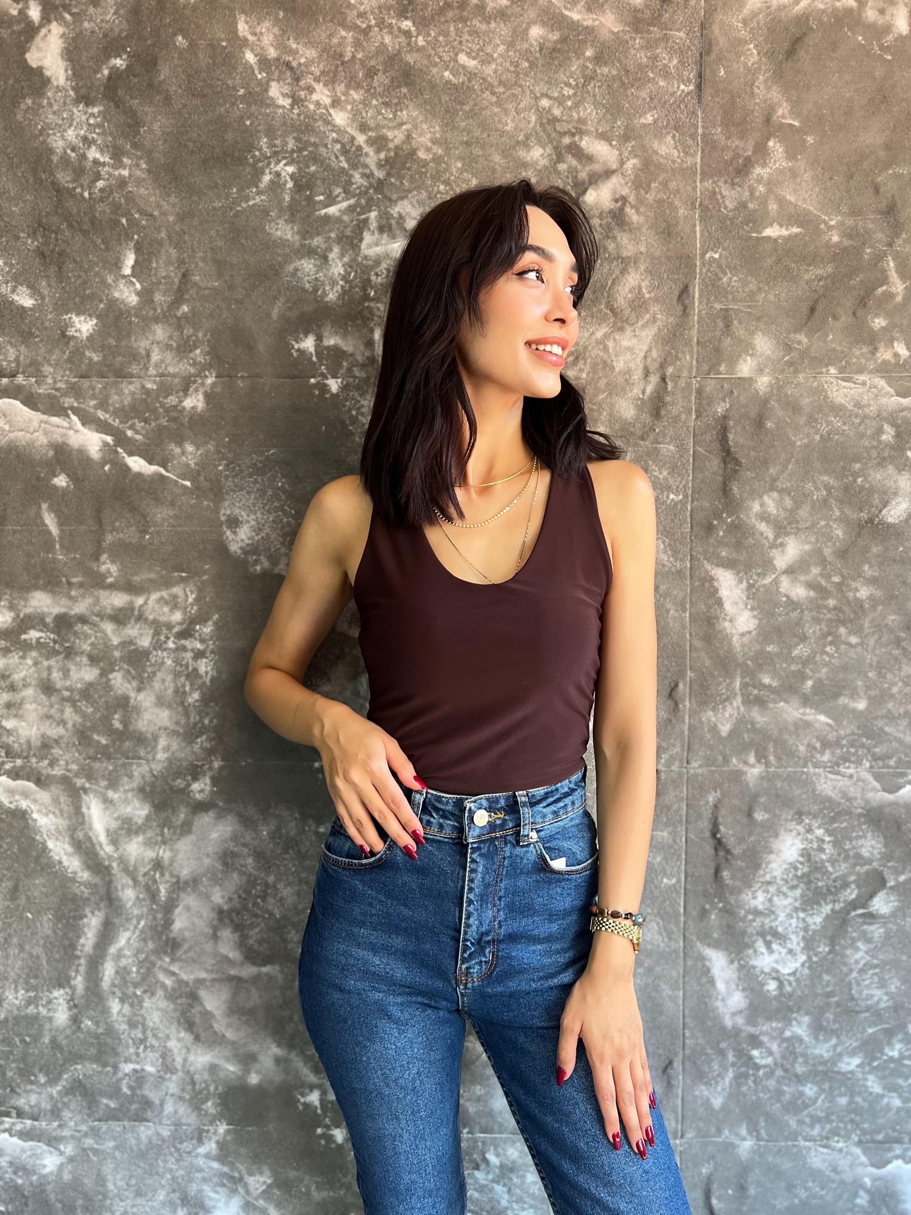 MONA BOYUNDAN GEÇMELİ BLUZ