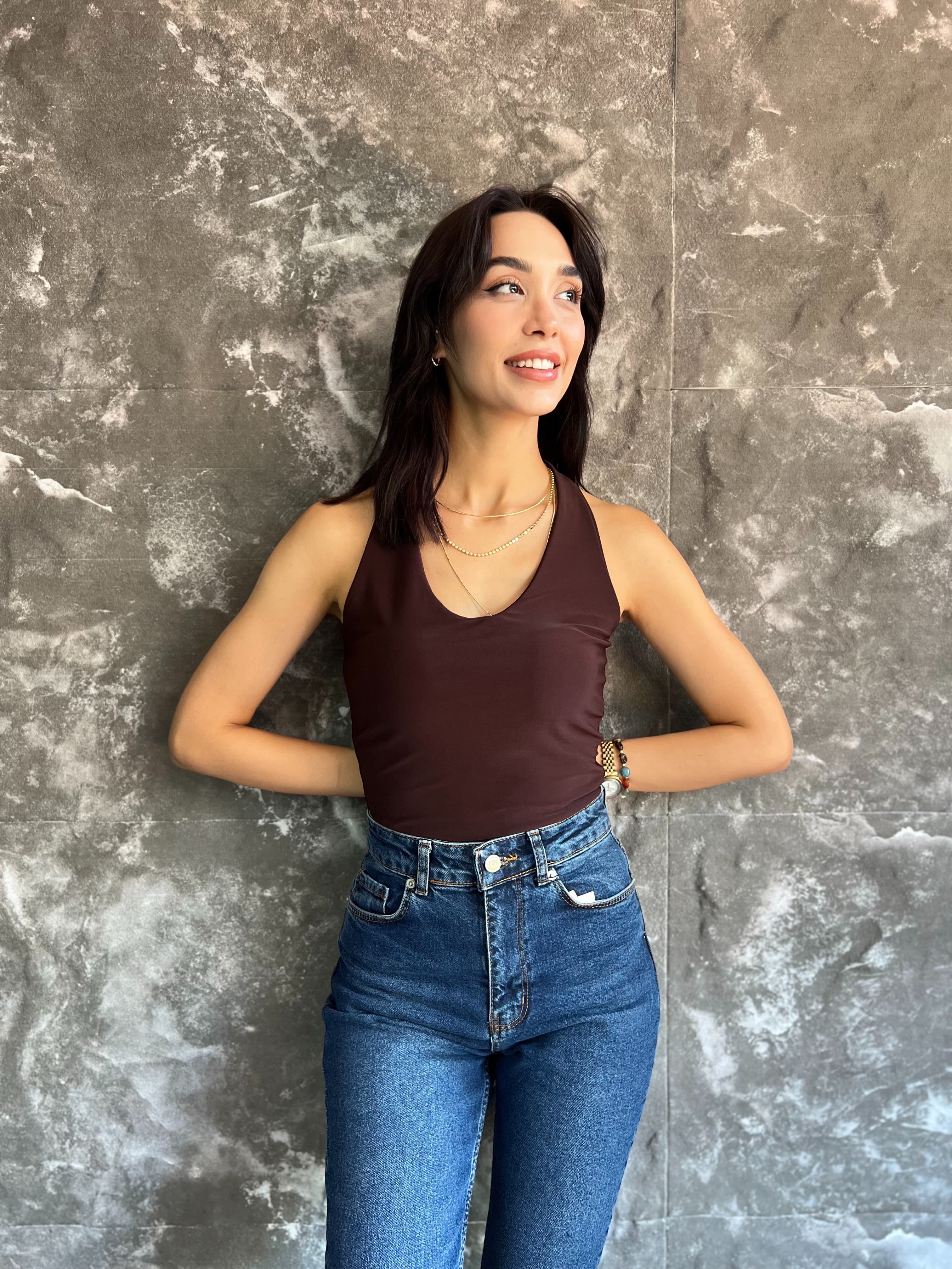 MONA BOYUNDAN GEÇMELİ BLUZ