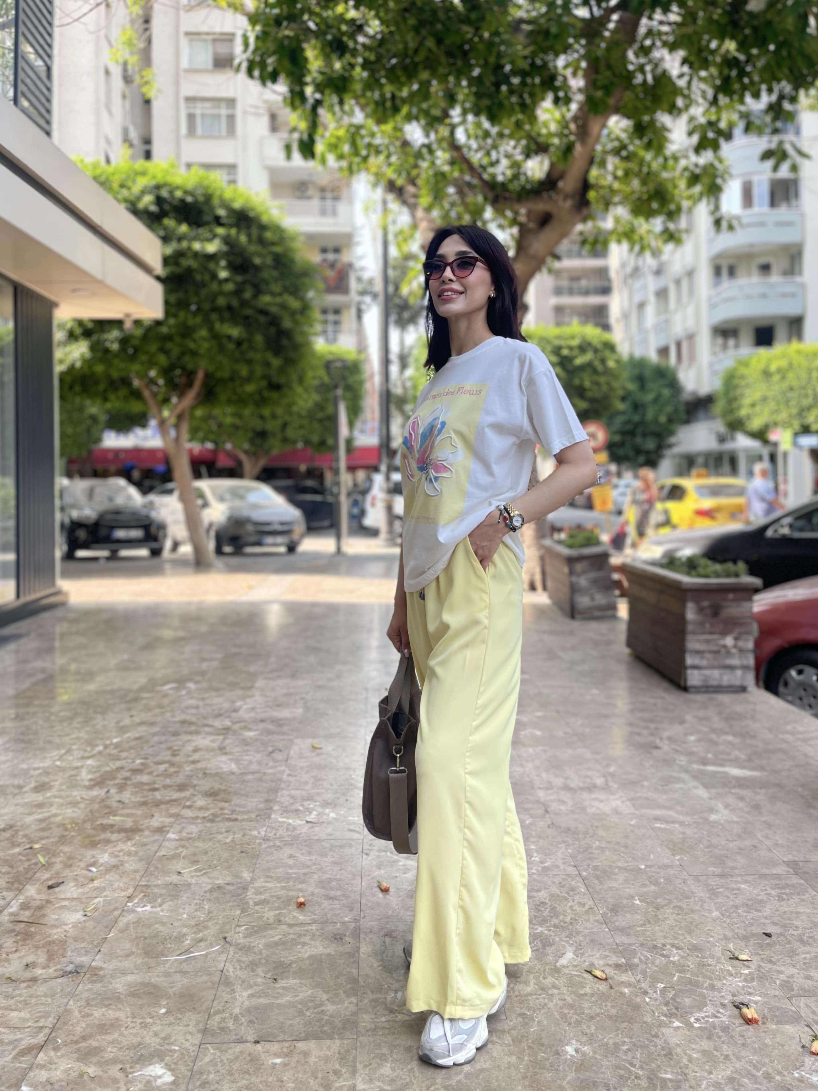 ELY ÖNÜ BASKILI TASARIM T-SHIRT