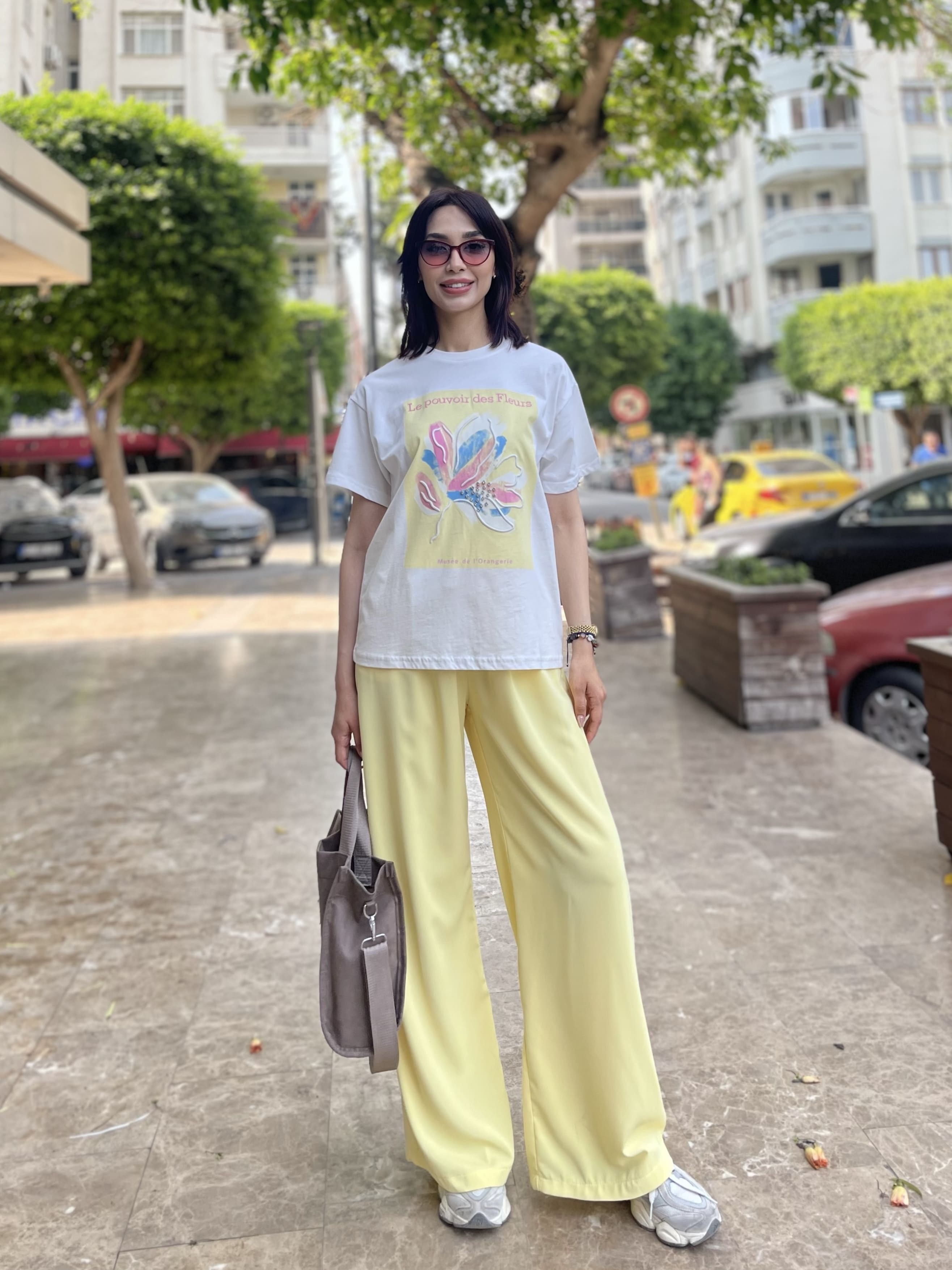 ELY ÖNÜ BASKILI TASARIM T-SHIRT