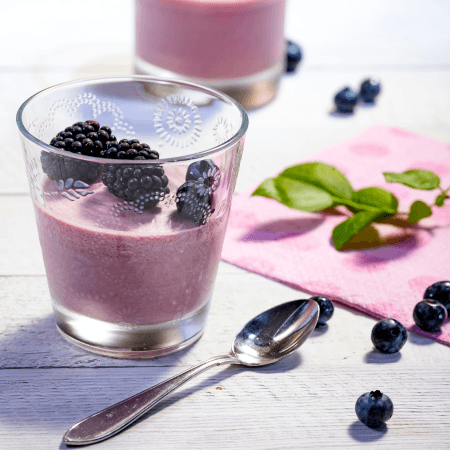 Karadut Özü ile Renkli Smoothie Kasesi