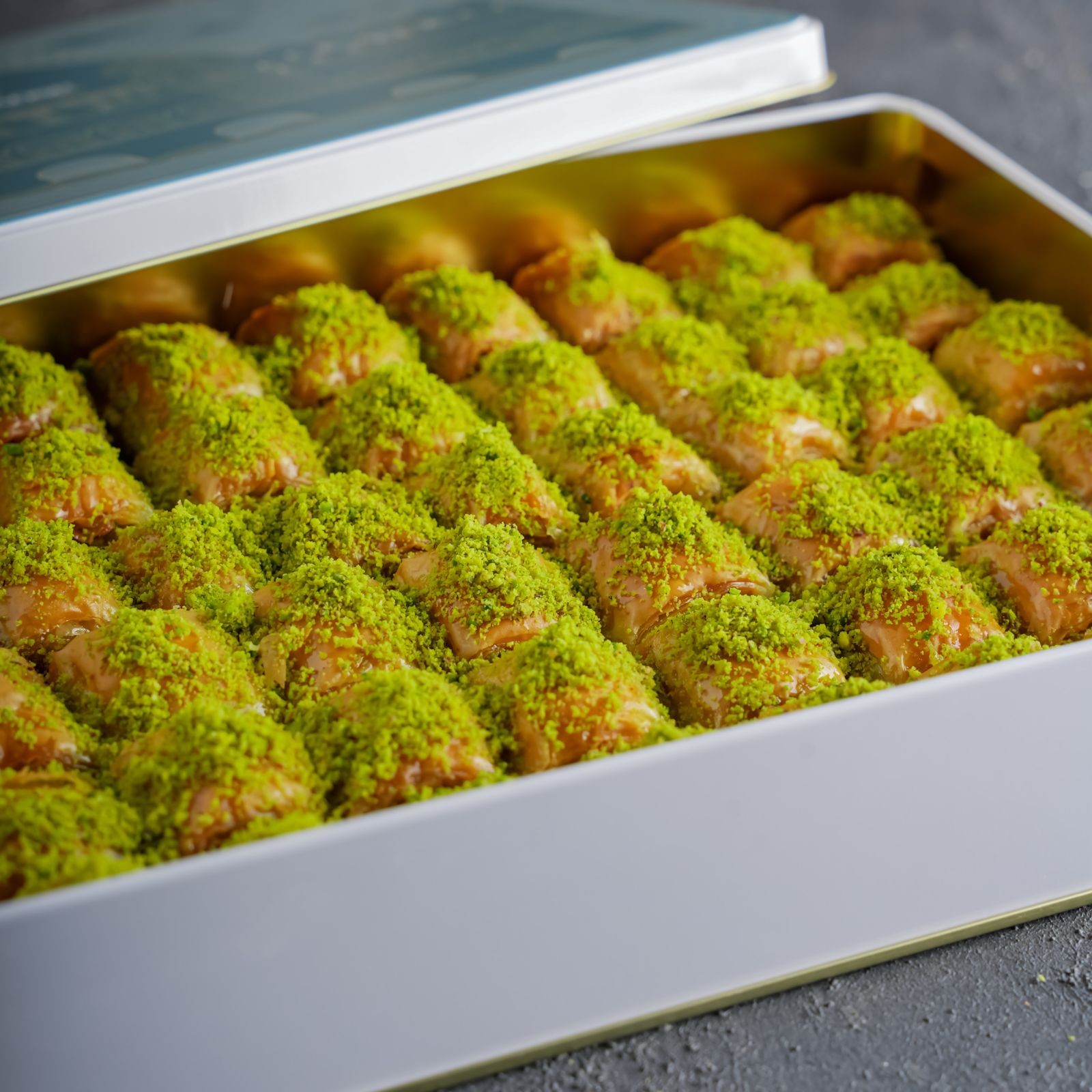 Hediyelik Adana Baklavası Metal Kutuda 930 Gr