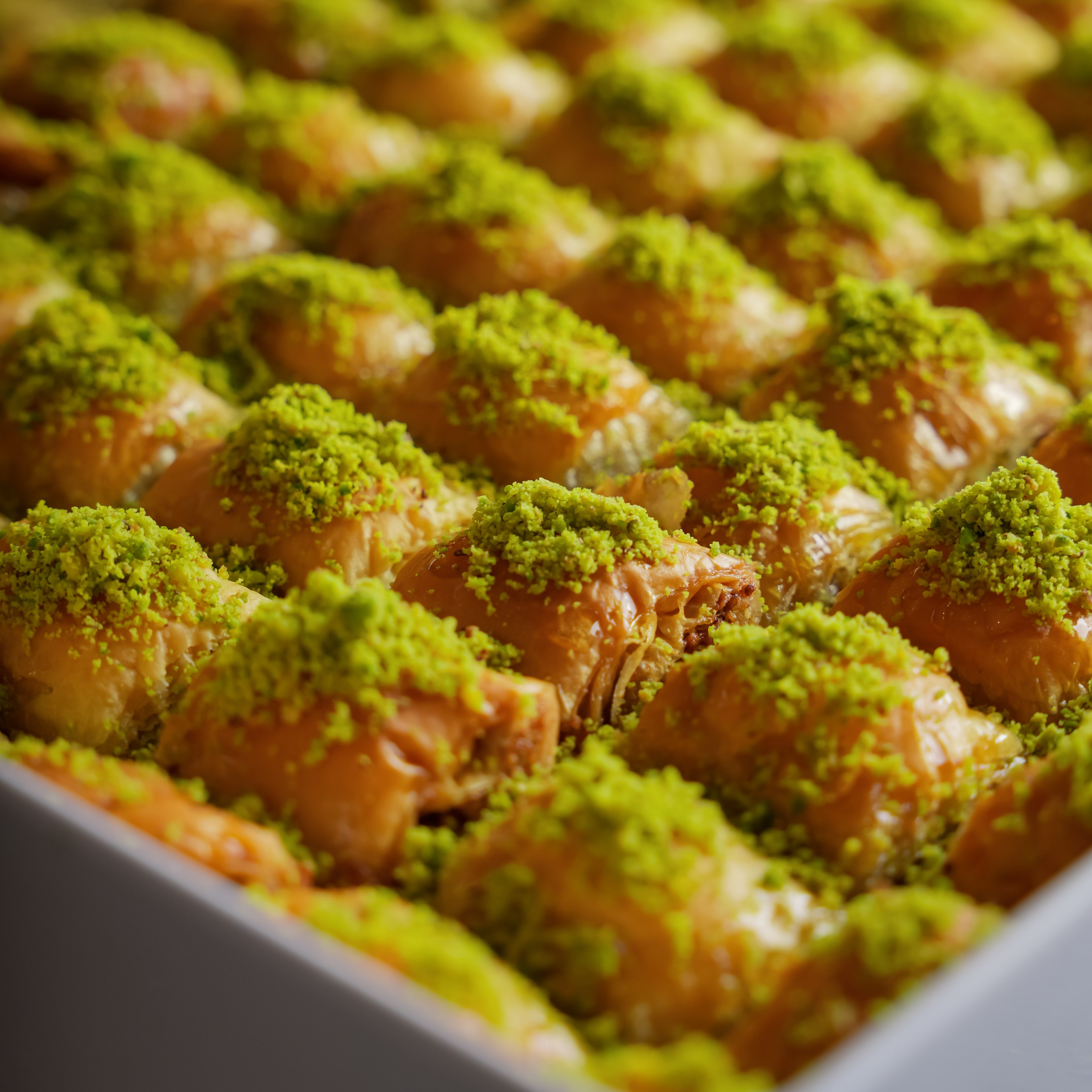 Hediyelik Adana Baklavası Metal Kutuda 1200 Gr